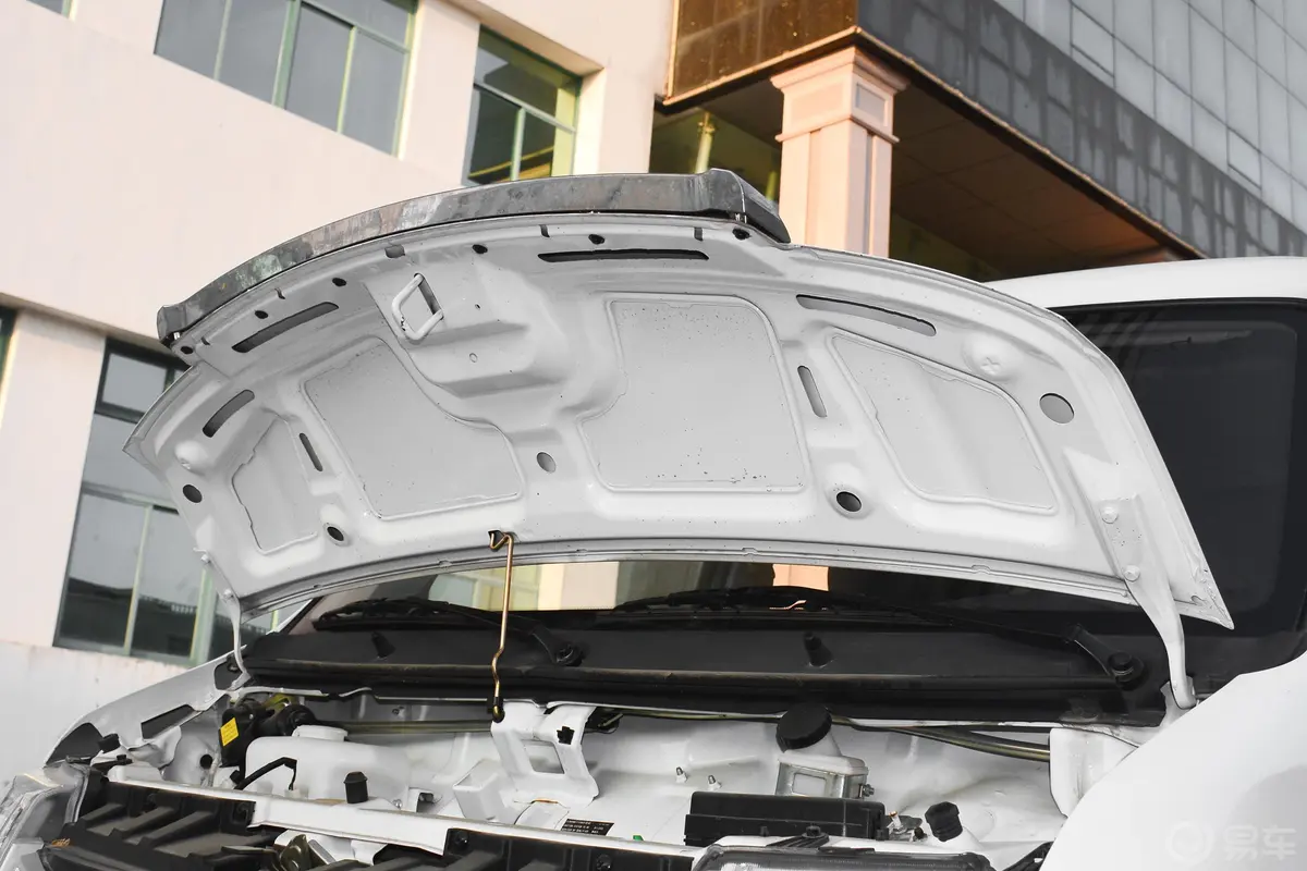 开沃D07创业者 多功能乘用车 磷酸铁锂40.32kWh发动机舱盖内侧