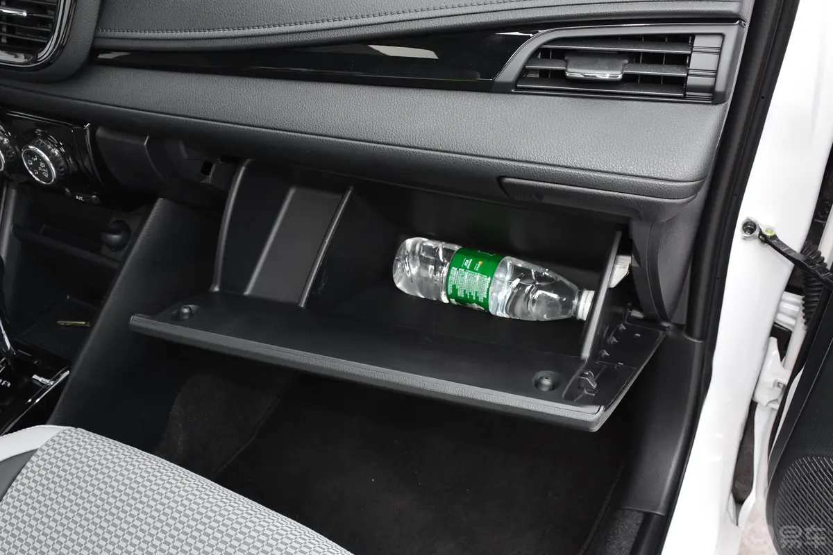威驰1.5L CVT舒行版手套箱空间水瓶横置