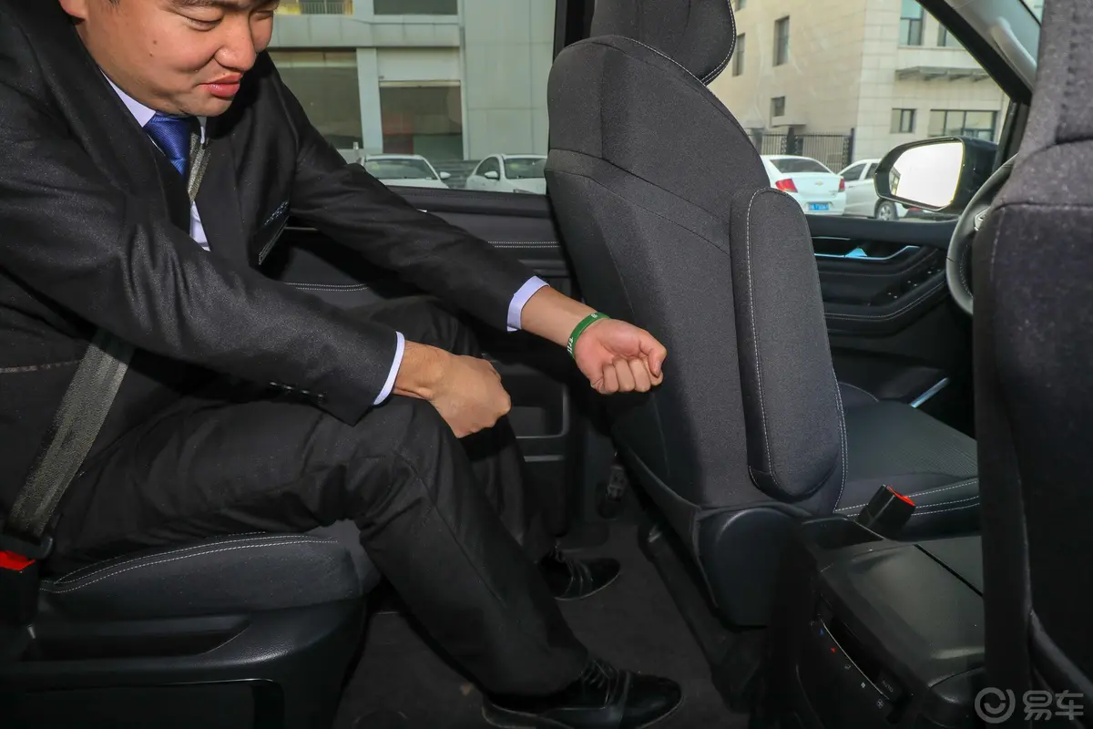 大通G202.0T 手自一体 豪华版 柴油后排腿部空间