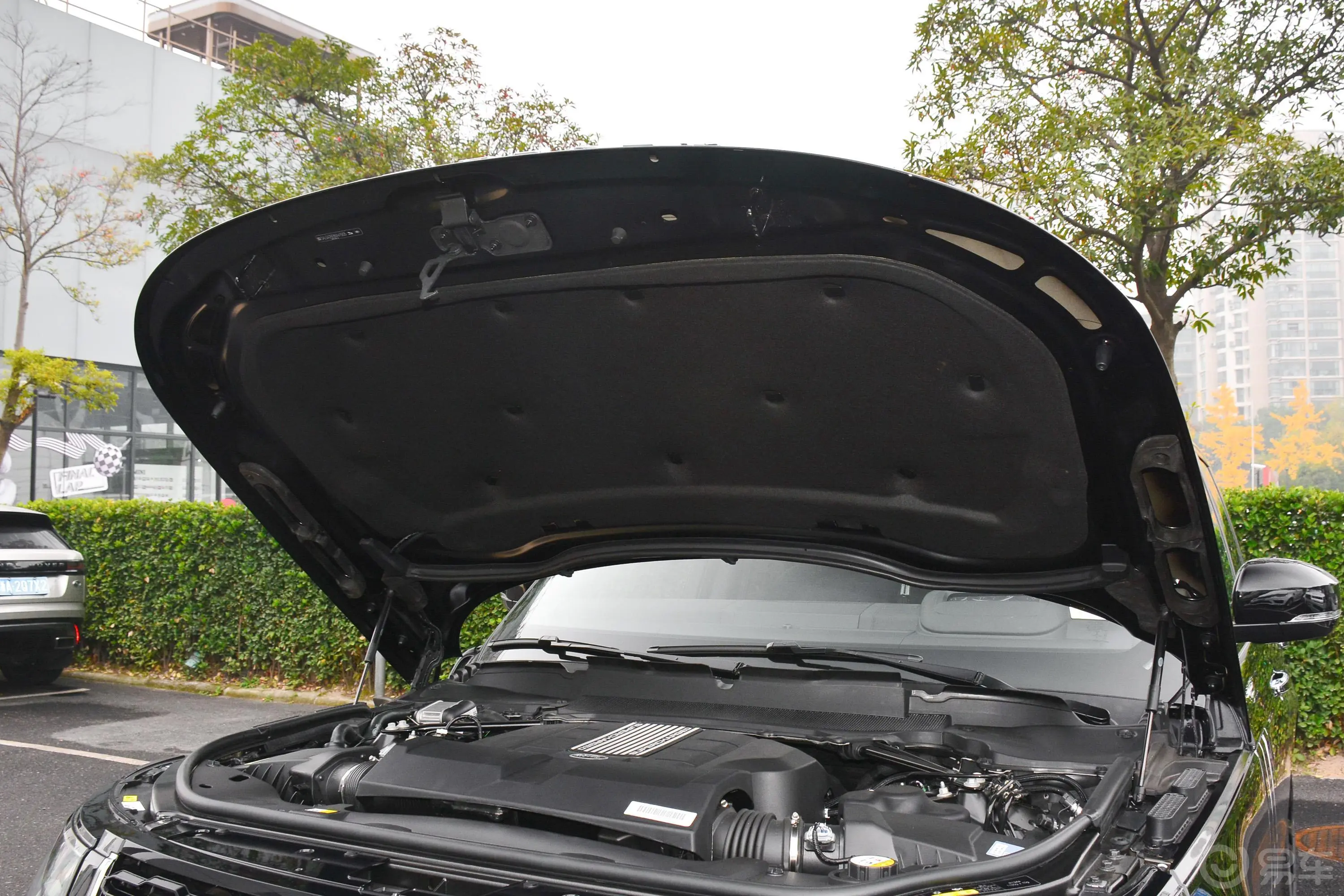 揽胜5.0 V8 SVA耀夜运动版前舱盖内侧