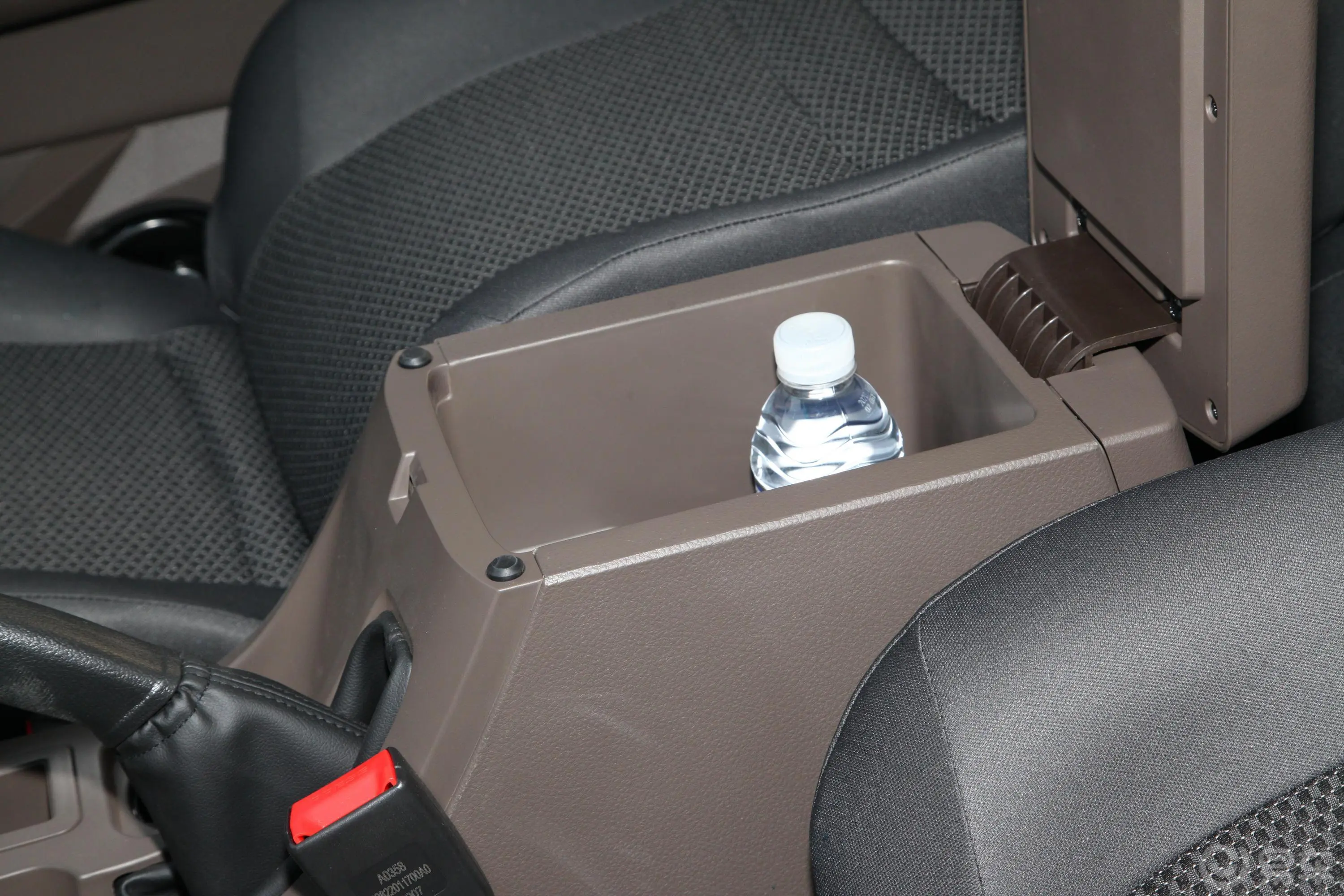 萨普标轴 1.5L 手动 两驱 舒适型 汽油前排扶手箱储物格