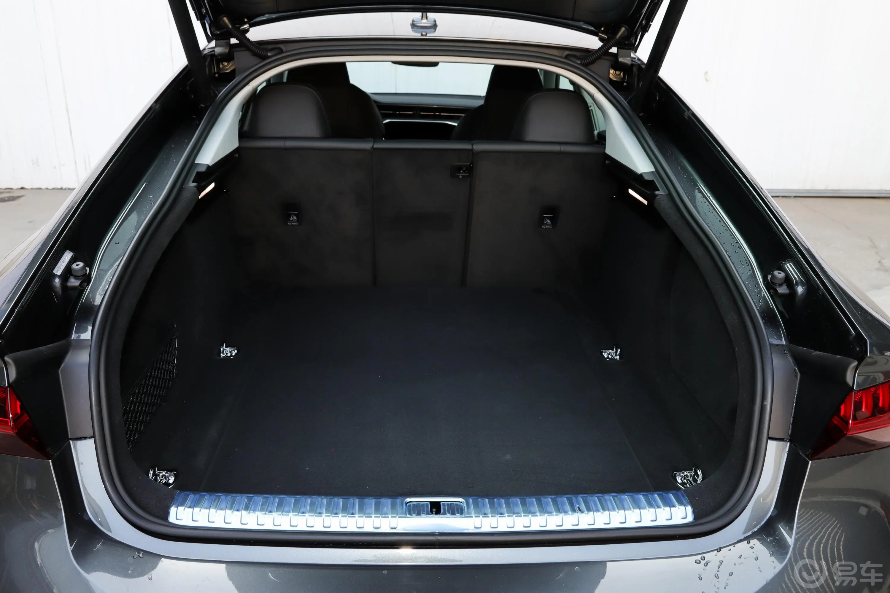 奥迪S72.9T Sportback后备厢空间特写
