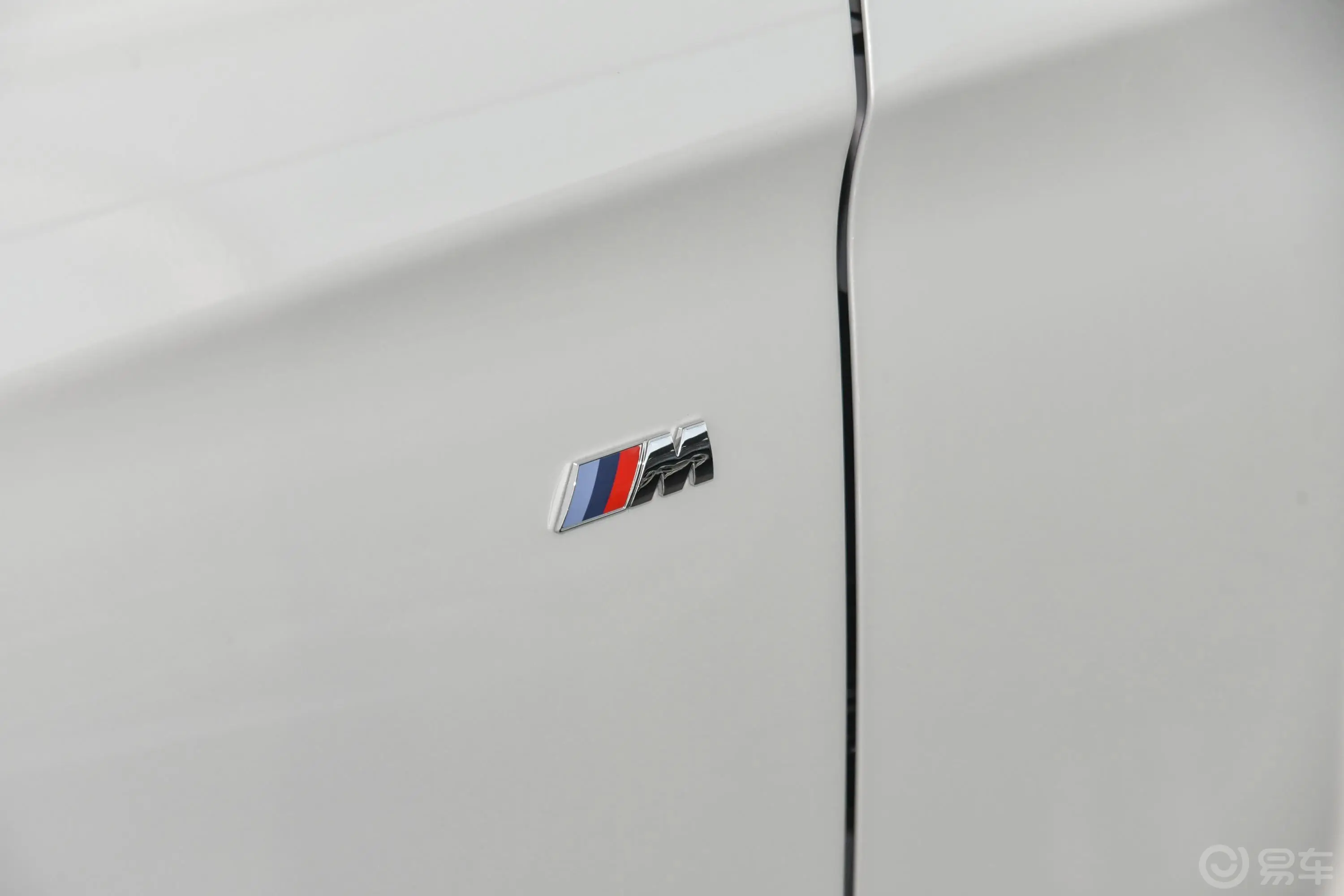 宝马3系GT320i M运动曜夜版外观