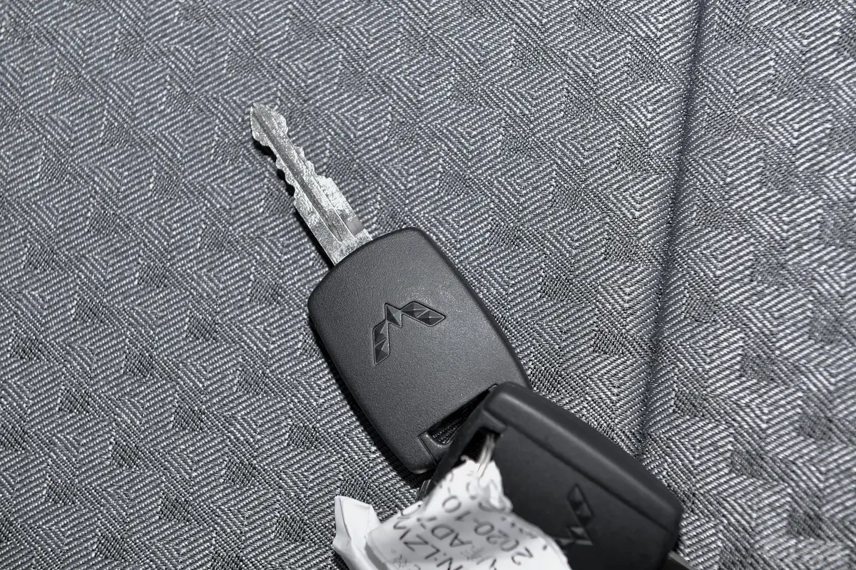 五菱荣光新卡汽车下乡版 1.5L 手动双排基本型钥匙正面