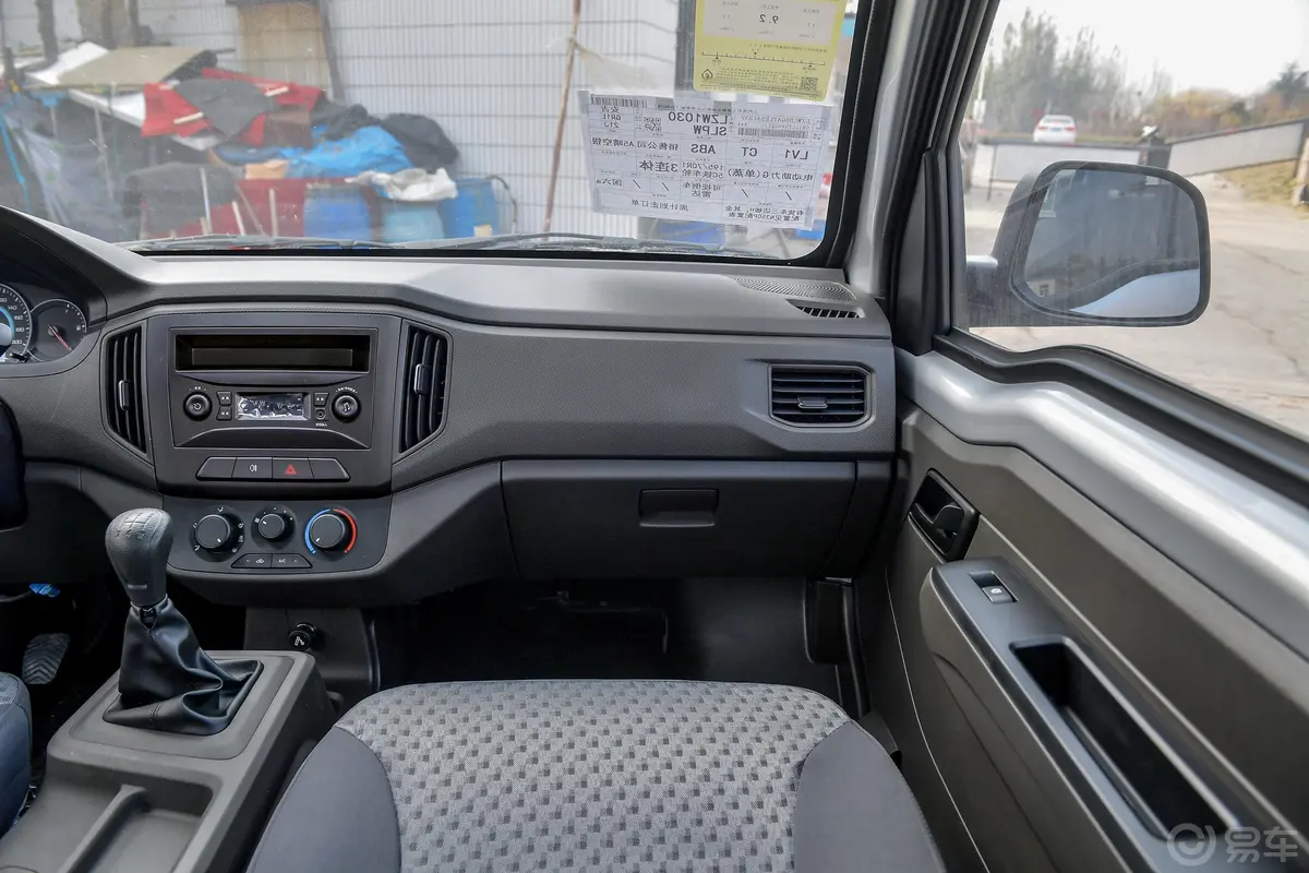 五菱荣光新卡汽车下乡版 1.5L 手动双排基本型副驾驶位区域