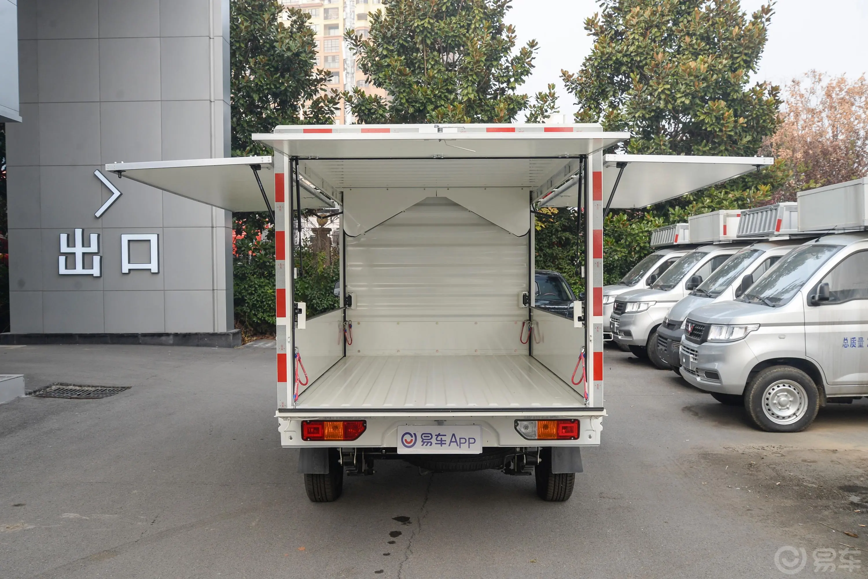 五菱荣光新卡专用车1.8L 单排 厢式运输车空间