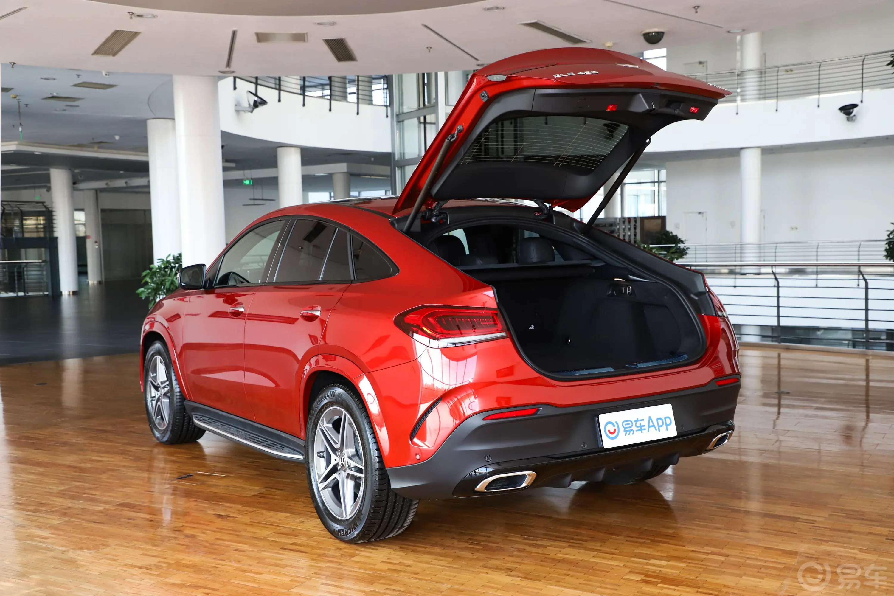 奔驰GLE轿跑GLE 450 4MATIC 轿跑SUV 豪华型后备厢开启45度侧拍