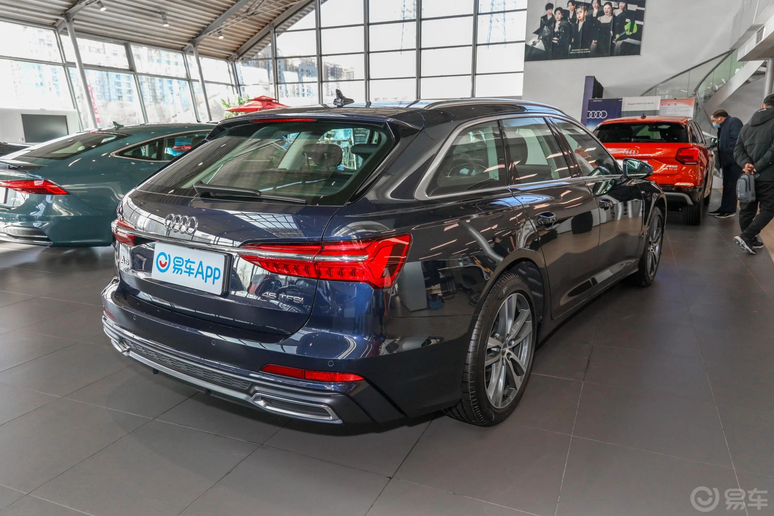 奥迪A6Avant 先锋派 45 TFSI 臻选动感型侧后45度车头向右水平