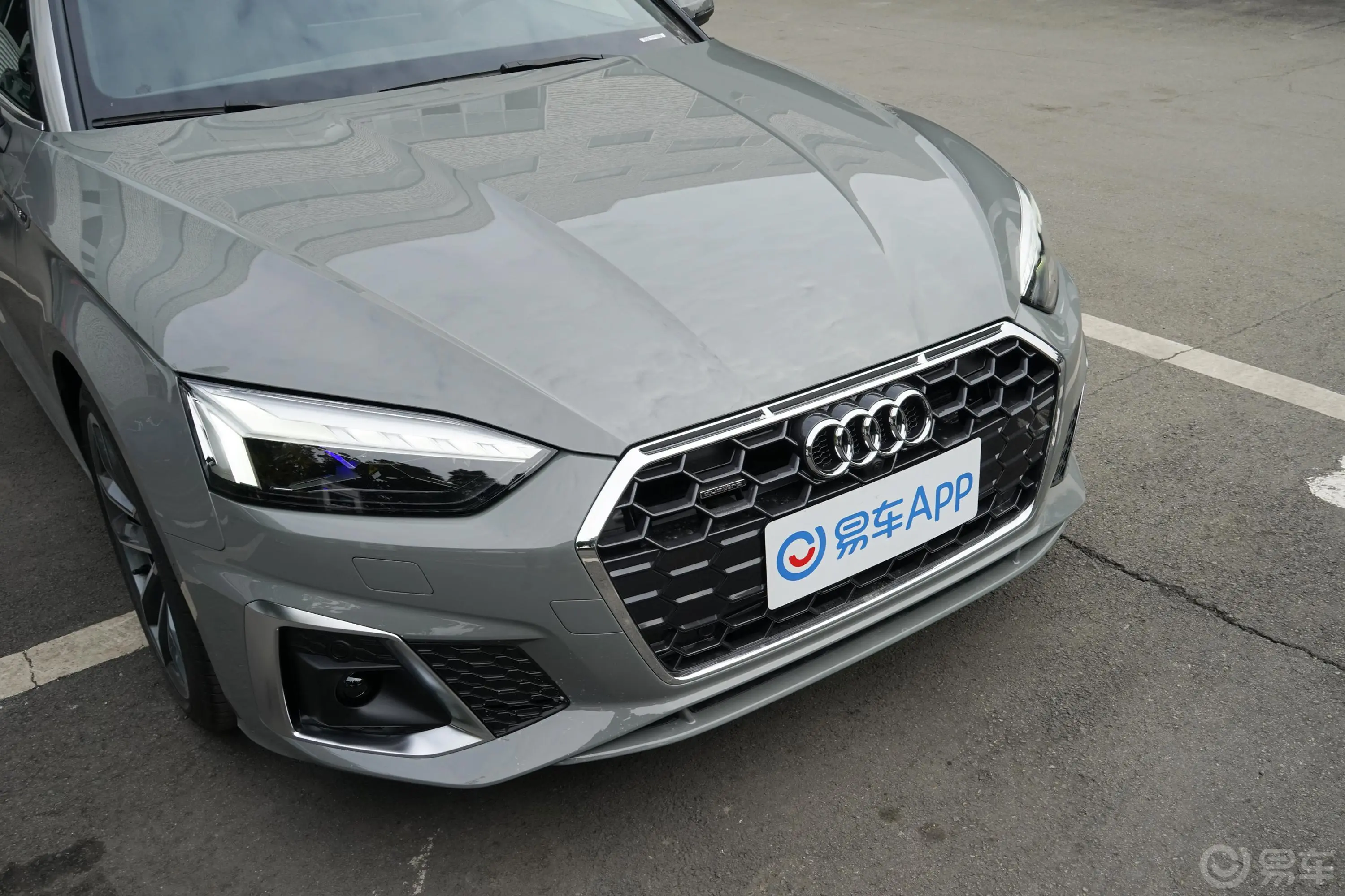 奥迪A5Cabriolet 45TFSI quattro 臻选动感型前格栅侧俯拍