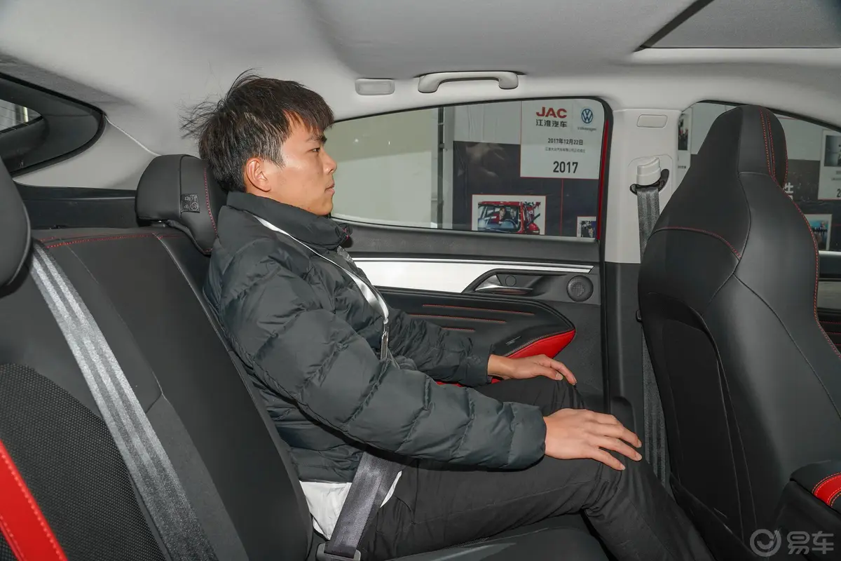 思皓A51.5T CVT豪华智能型后排空间体验