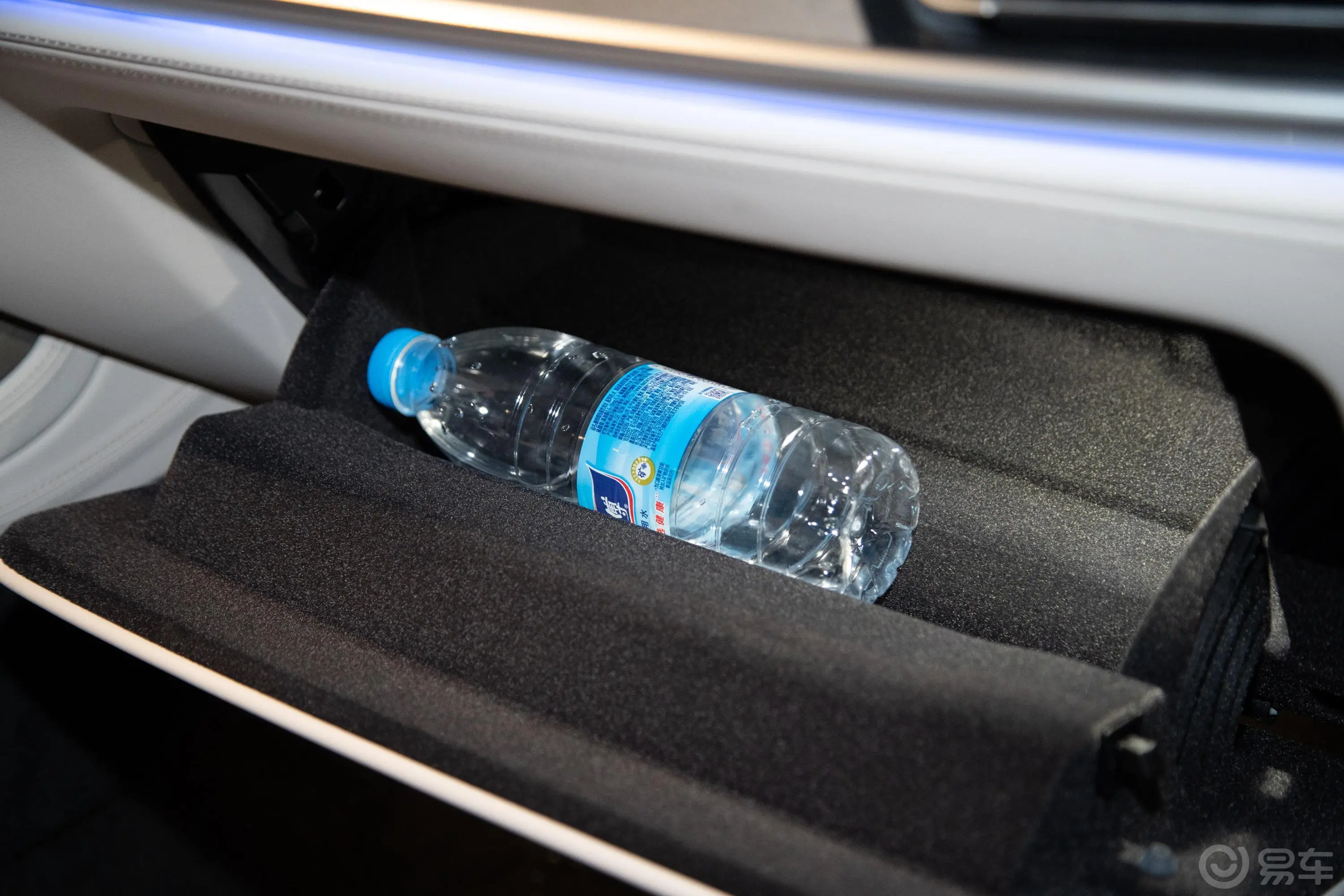 宝马X7xDrive M50i手套箱空间水瓶横置