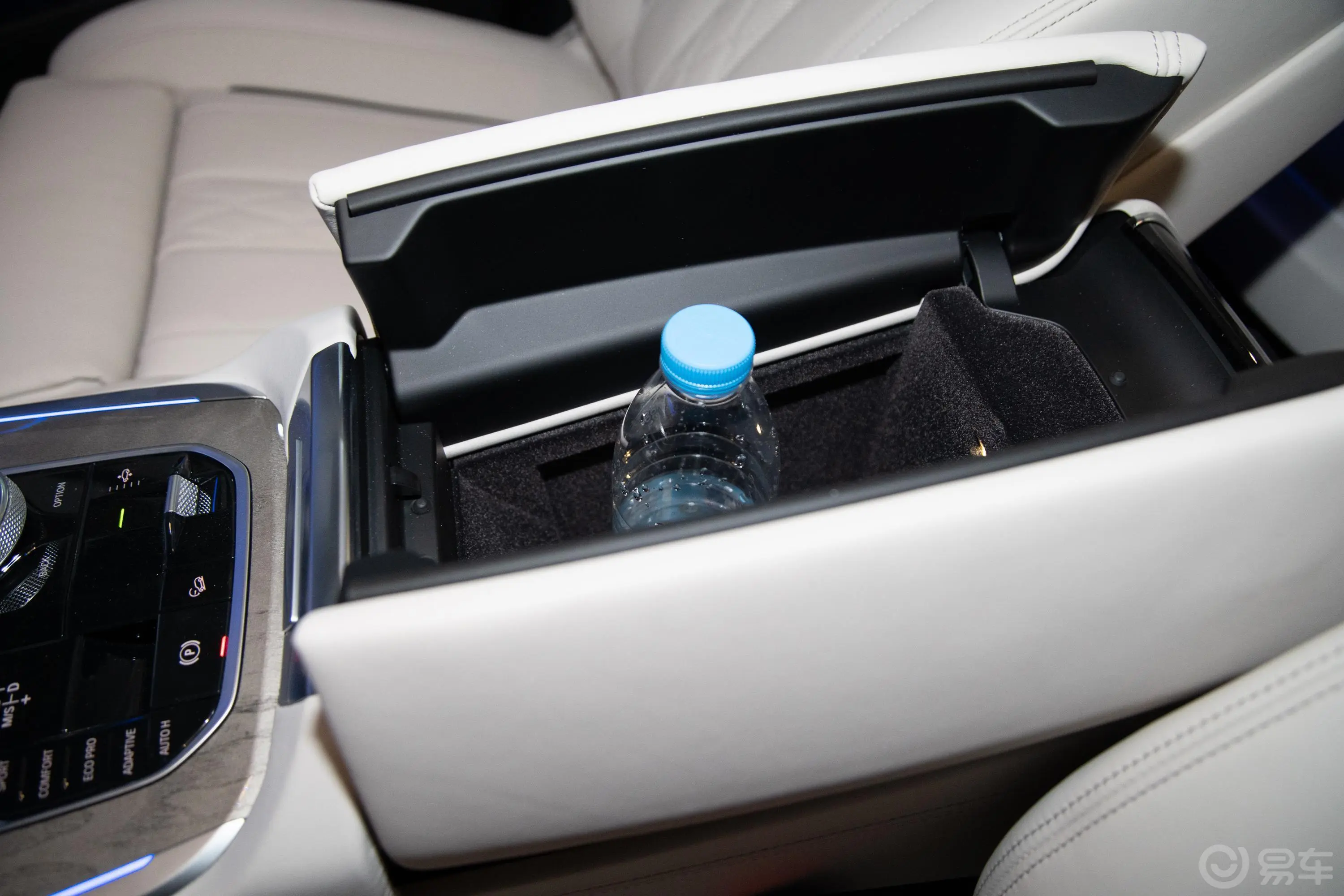 宝马X7xDrive M50i前排扶手箱储物格