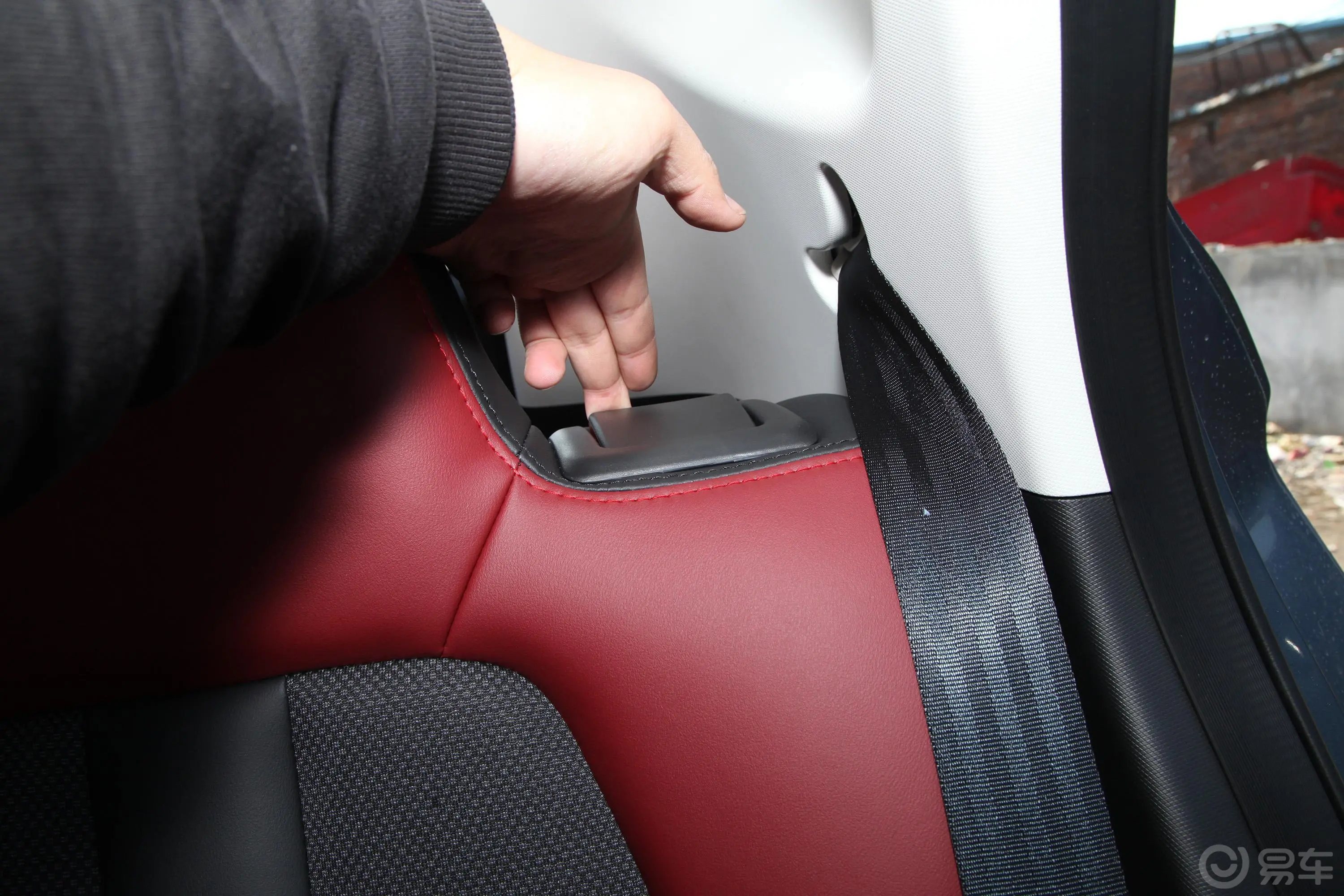 长安欧尚X51.5T 双离合尊贵型后备箱内座椅放倒按钮