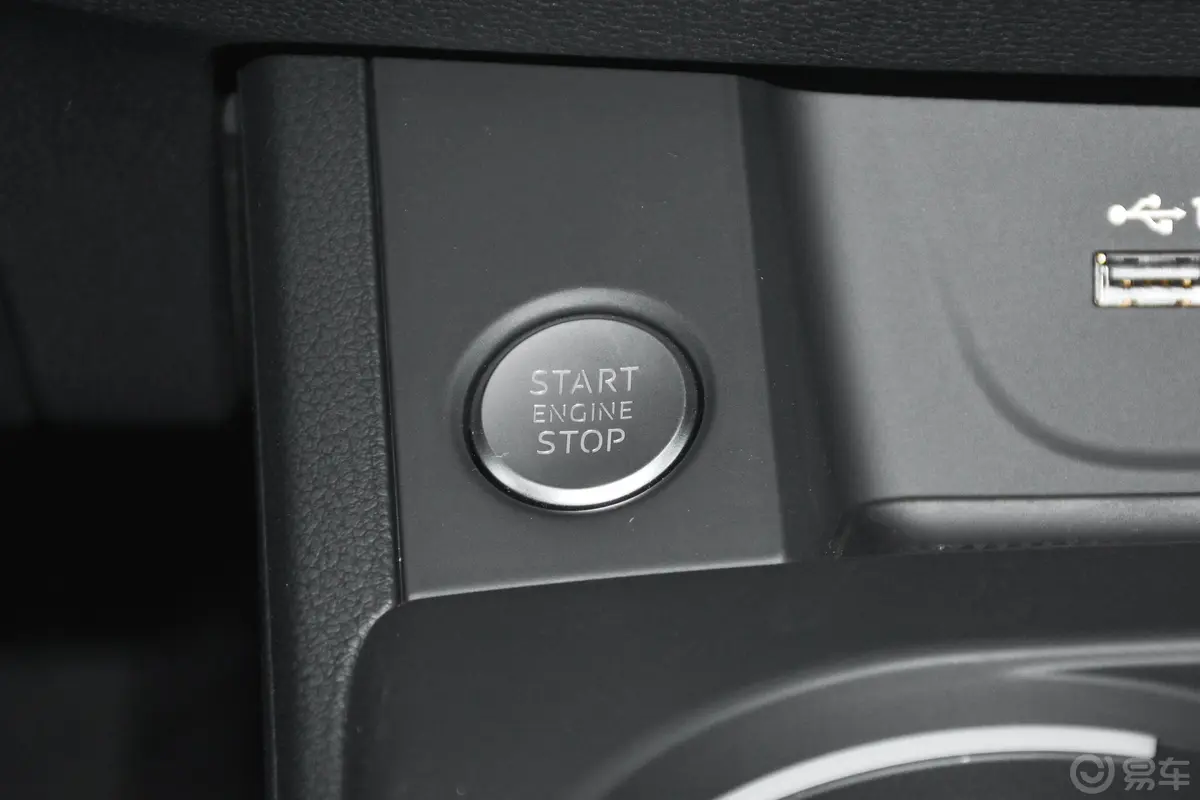 奥迪A5Sportback 40 TFSI quattro 豪华致雅型钥匙孔或一键启动按键