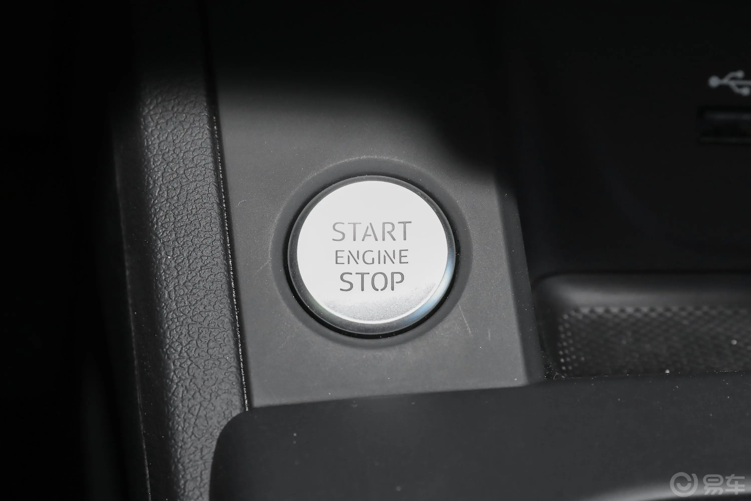 奥迪A4L40 TFSI 豪华动感型钥匙孔或一键启动按键