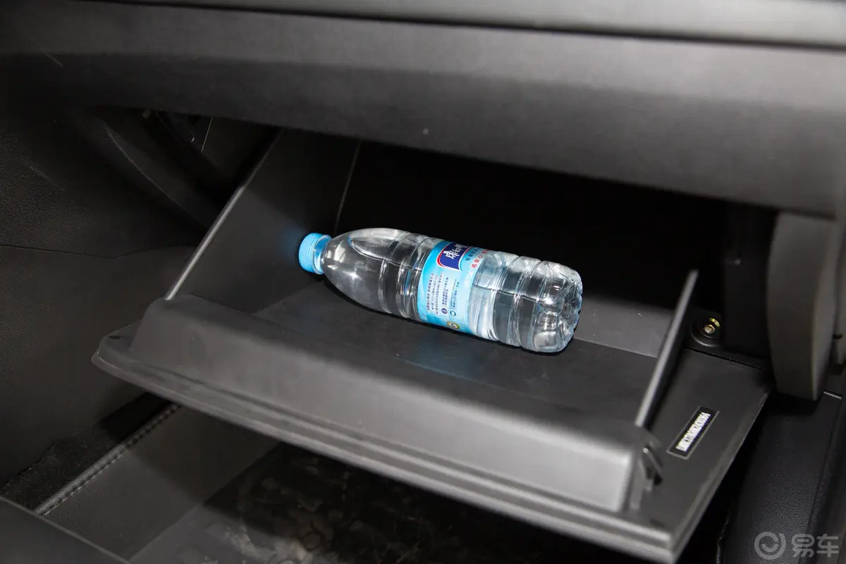景逸S501.6L 手动 尊享型手套箱空间水瓶横置