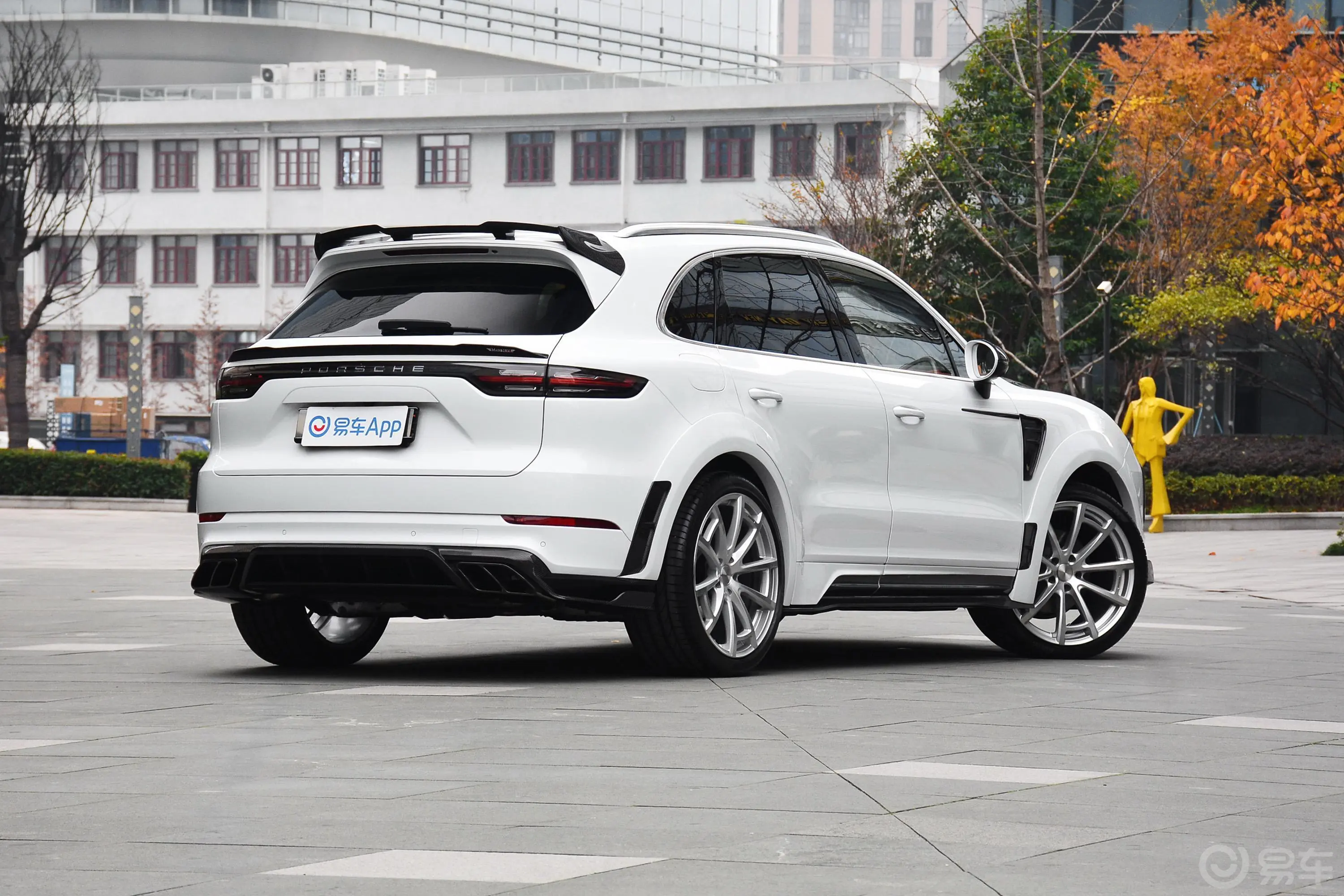 迈莎锐Cayenne3.0T Black Carbon侧后45度车头向右水平