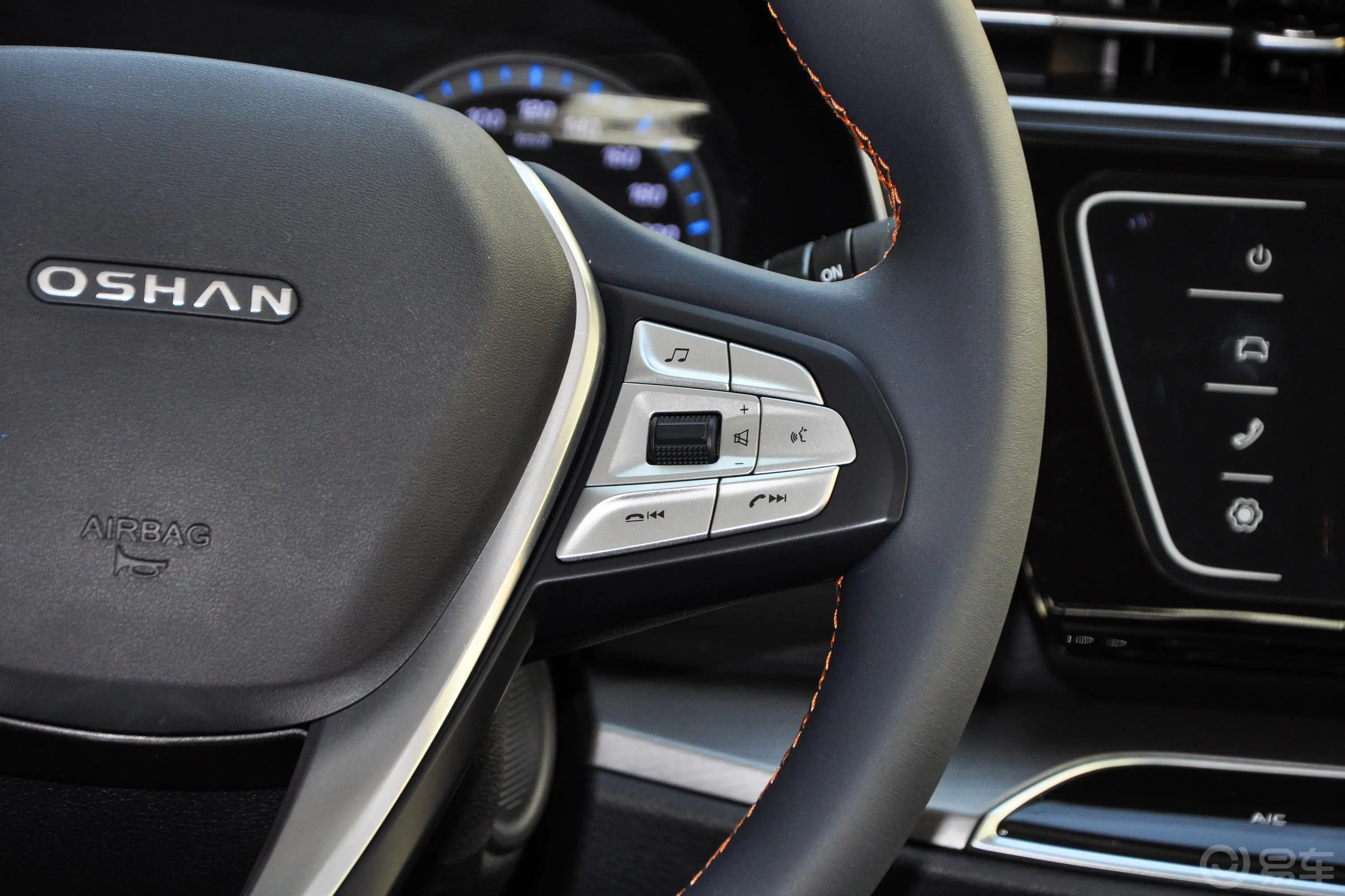 长安欧尚X7 EV豪华型右侧方向盘功能按键