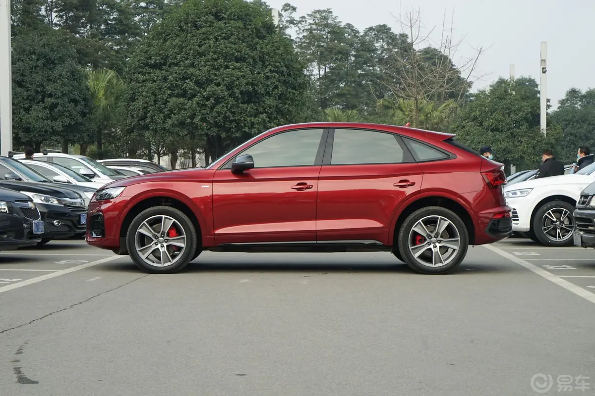 奥迪Q5L Sportback45 TFSI 豪华型正侧车头向左水平