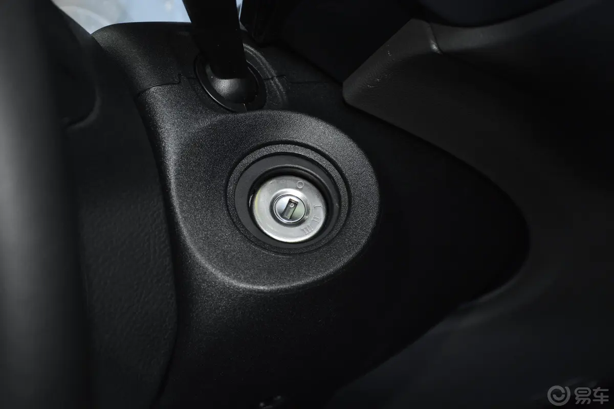 新世代全顺Pro 2.2T AMT 短轴中顶 物流车 6座 柴油 国VI钥匙孔或一键启动按键
