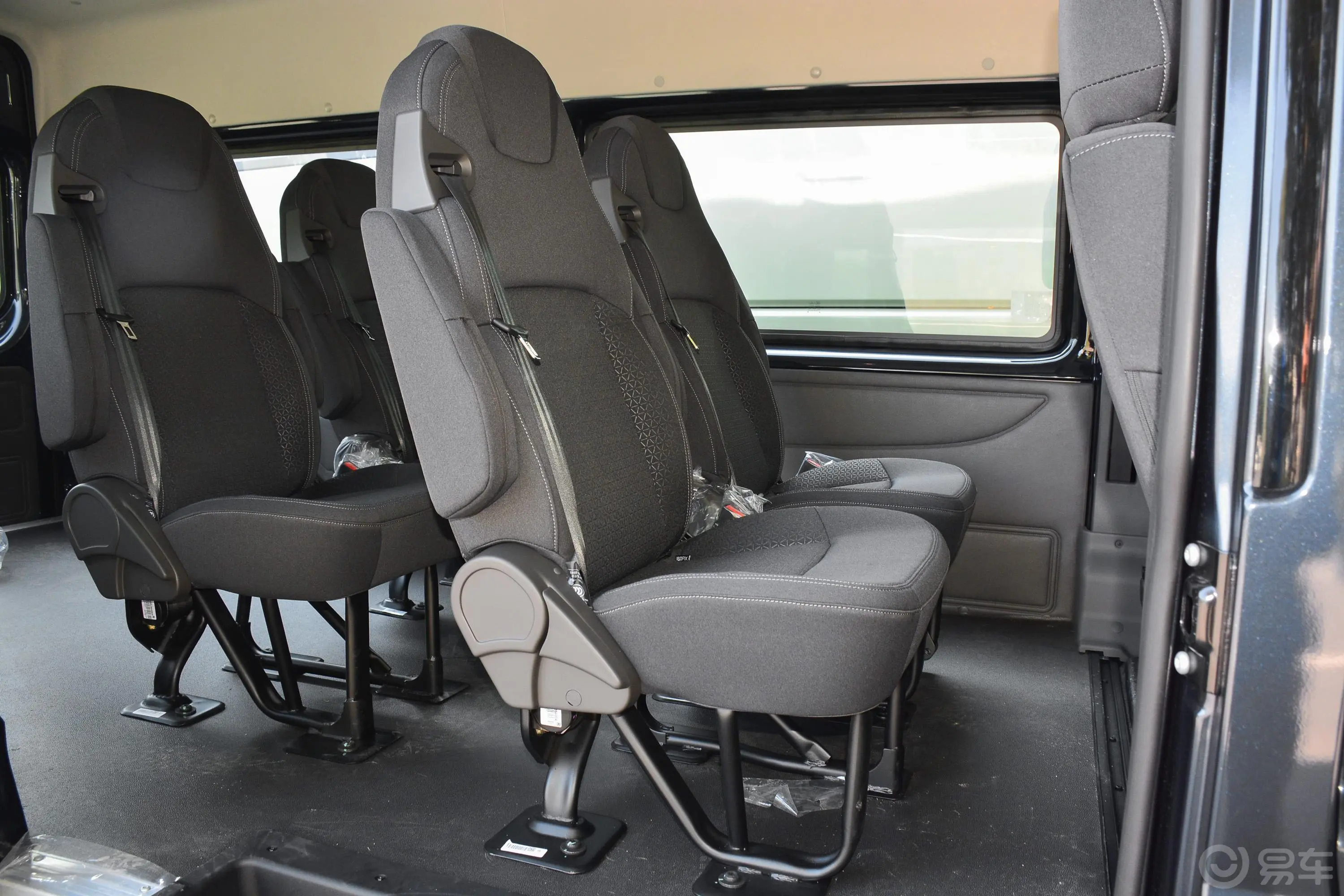 新世代全顺Pro 2.2T AMT 长轴中顶 物流车 7座 柴油 国VI后排座椅