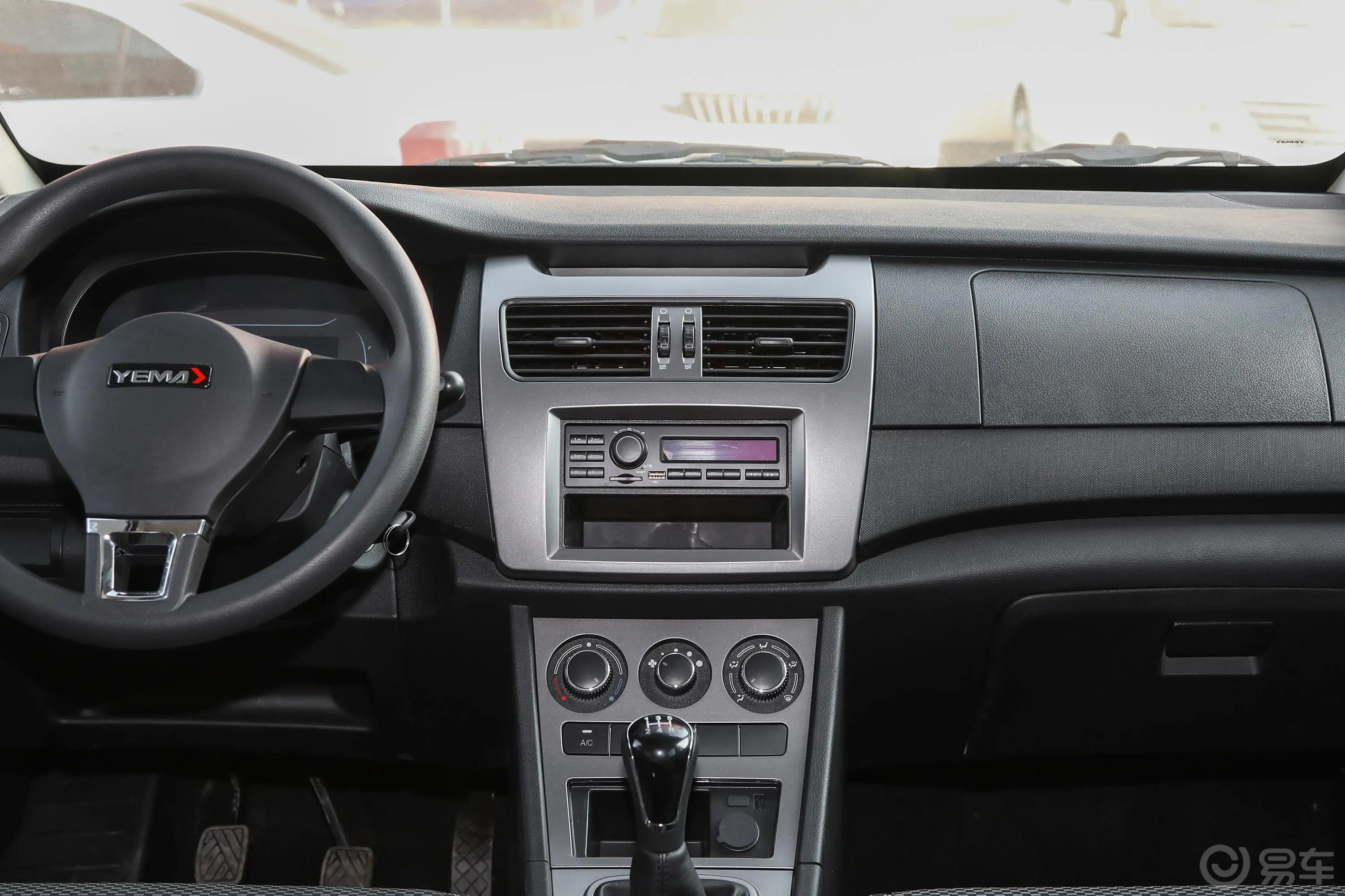 斯派卡改款 1.5L 手动 舒适型中控台整体
