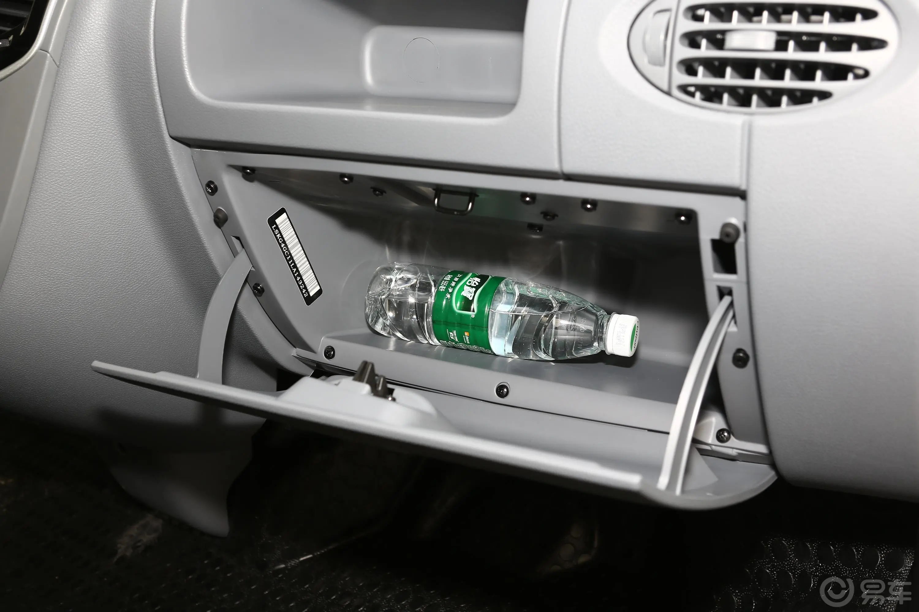 新途V80Plus 商旅版 2.0T 手动 短轴低顶 9座手套箱空间水瓶横置
