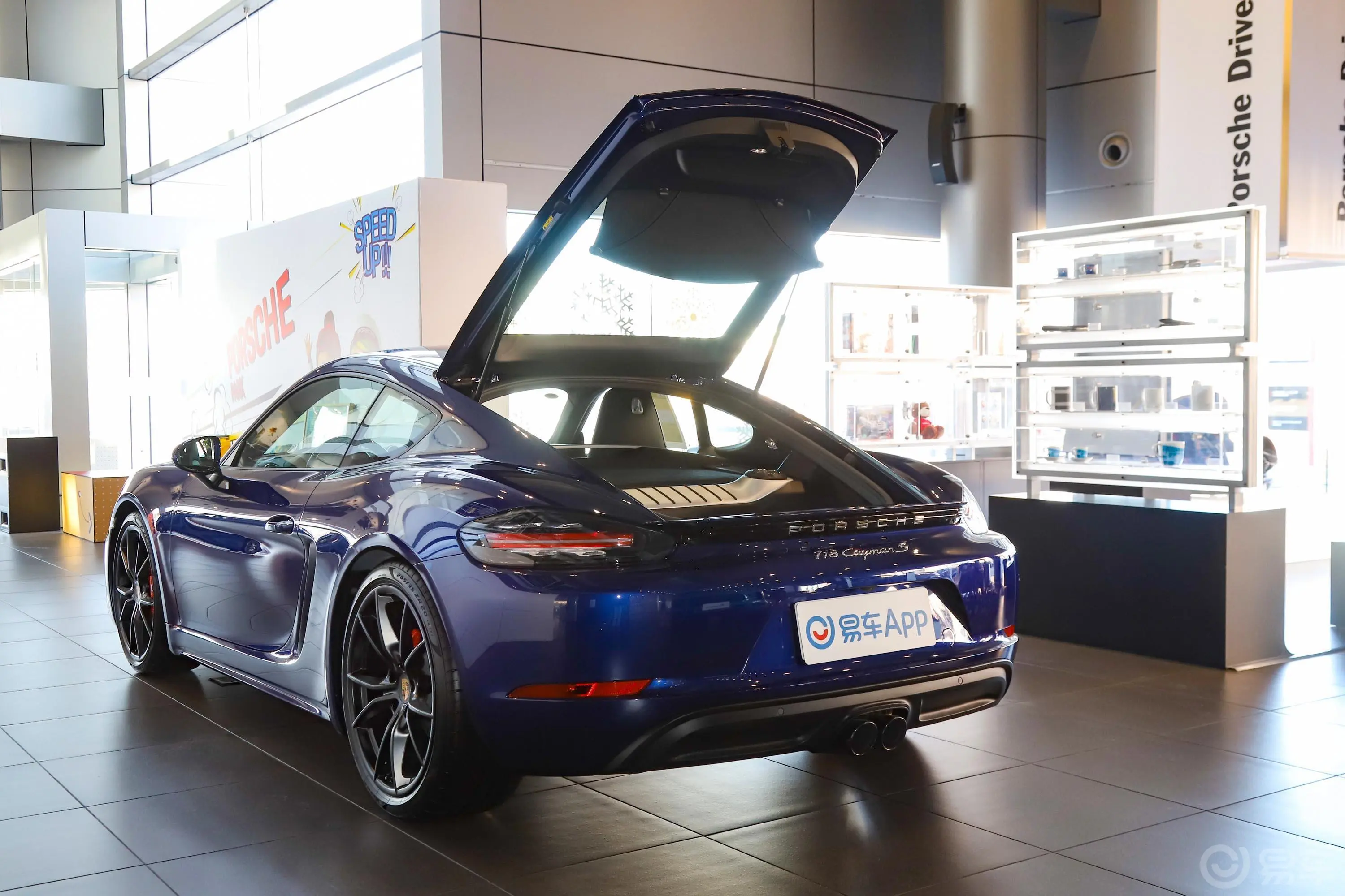 保时捷718Cayman S 2.5T后备厢开启45度侧拍