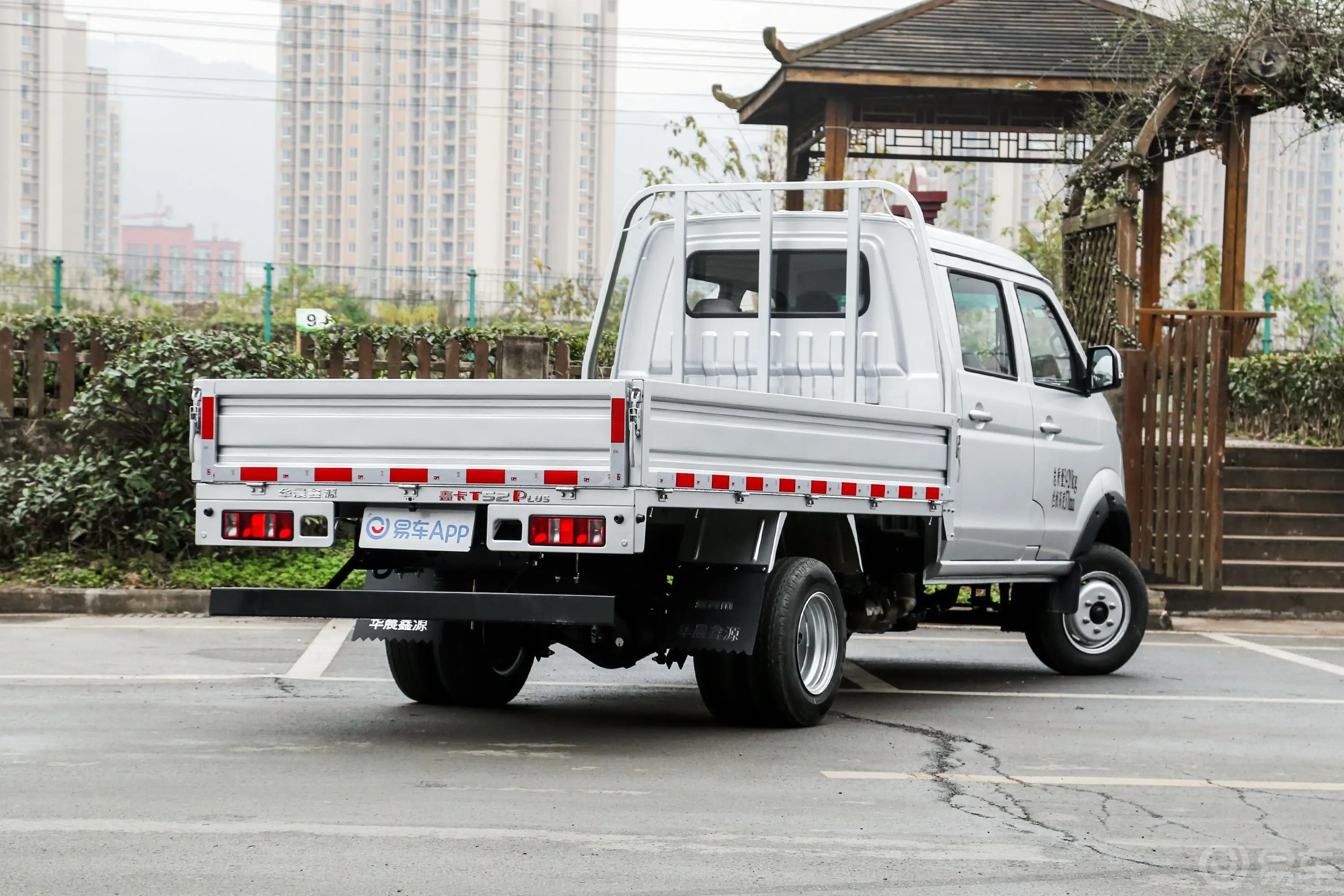 鑫卡T52 PLUS2.0L 手动 标准型2.605米侧后45度车头向右水平