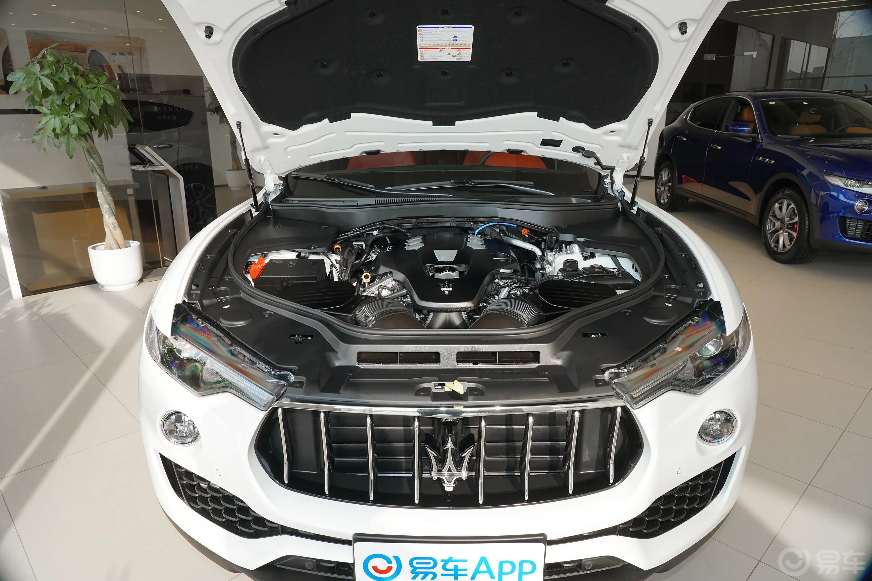 Levante3.0T 标准版发动机舱整体