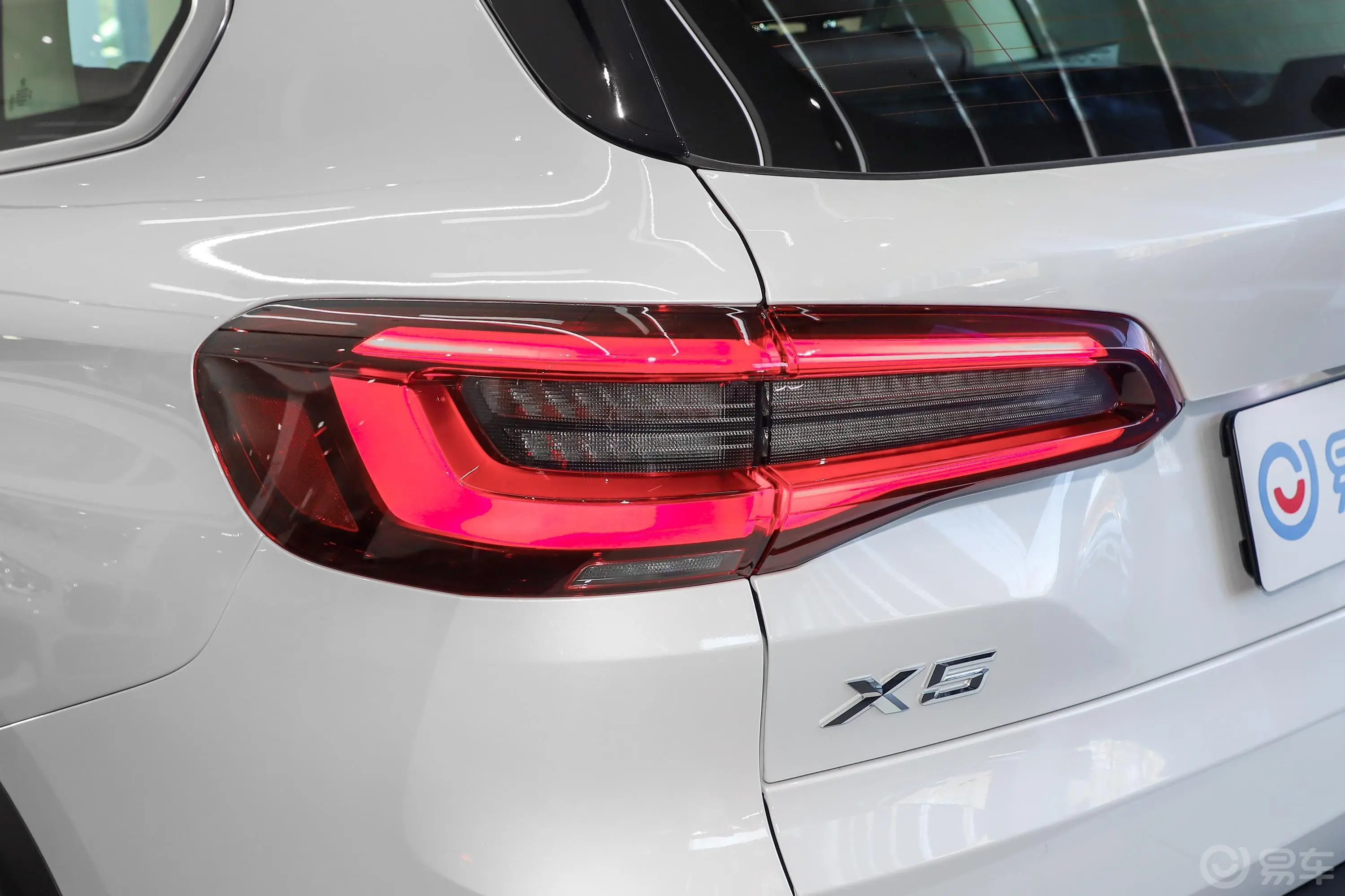 宝马X5(进口)xDrive30i X设计套装尾灯侧45度俯拍