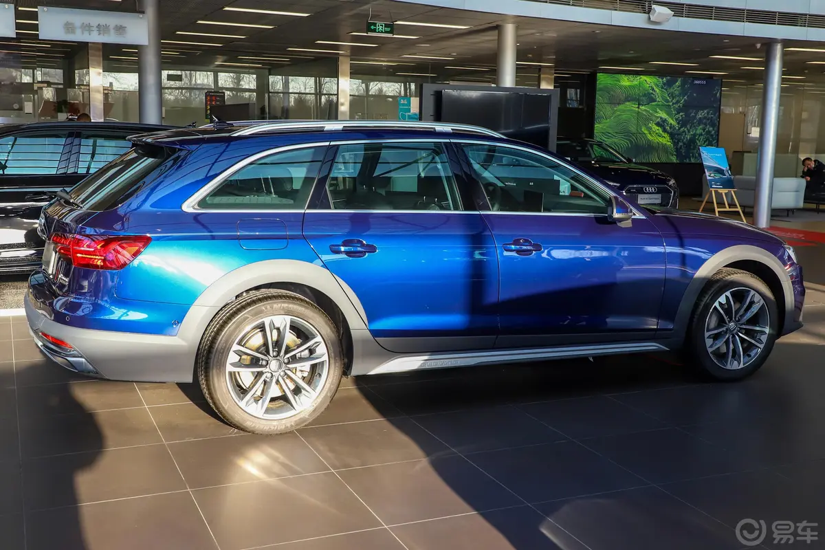 奥迪A4(进口)45TFSI allroad quattro 探索家版正侧车头向右水平