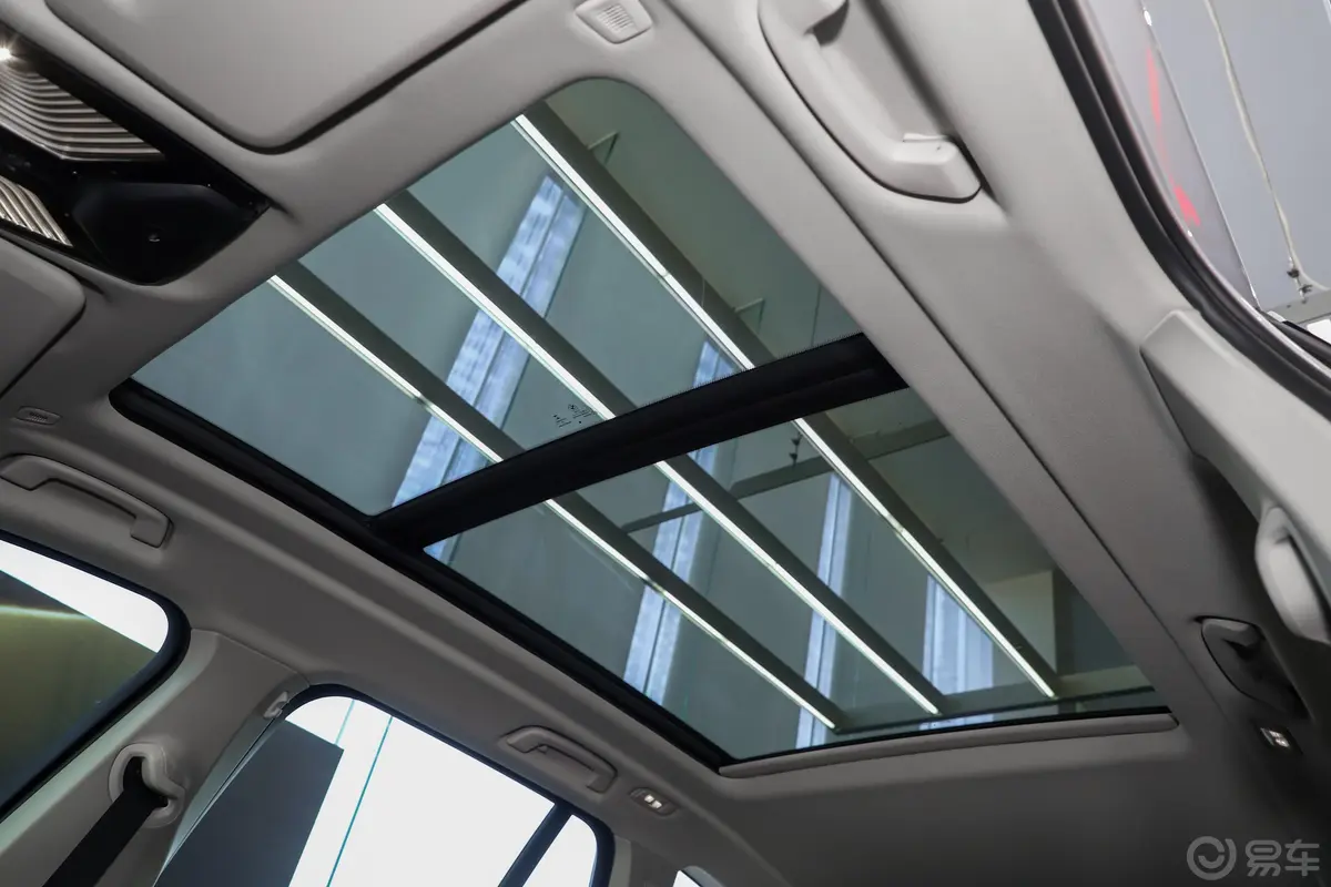 宝马X5(进口)xDrive30i X设计套装天窗内拍关闭
