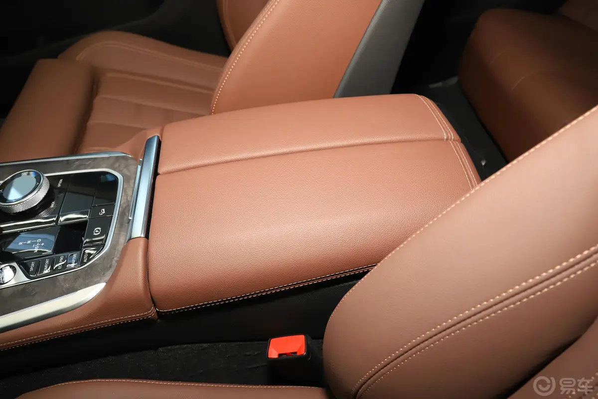 宝马X5(进口)xDrive30i X设计套装前排中央扶手
