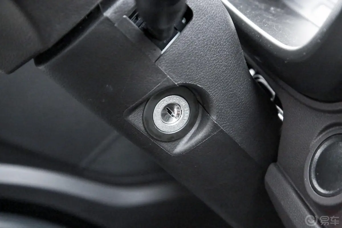 祥菱MM1 国六汽油 1.6L 手动挡 2600轴距 单排厢式运输车钥匙孔或一键启动按键