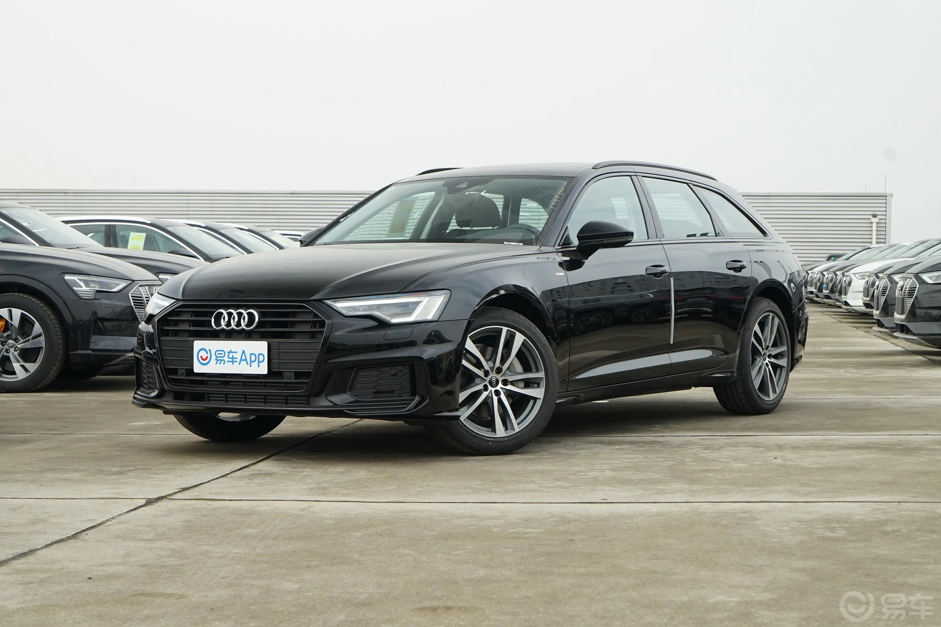 奥迪A6Avant 先锋派 45 TFSI 臻选动感型侧前45度车头向左水平