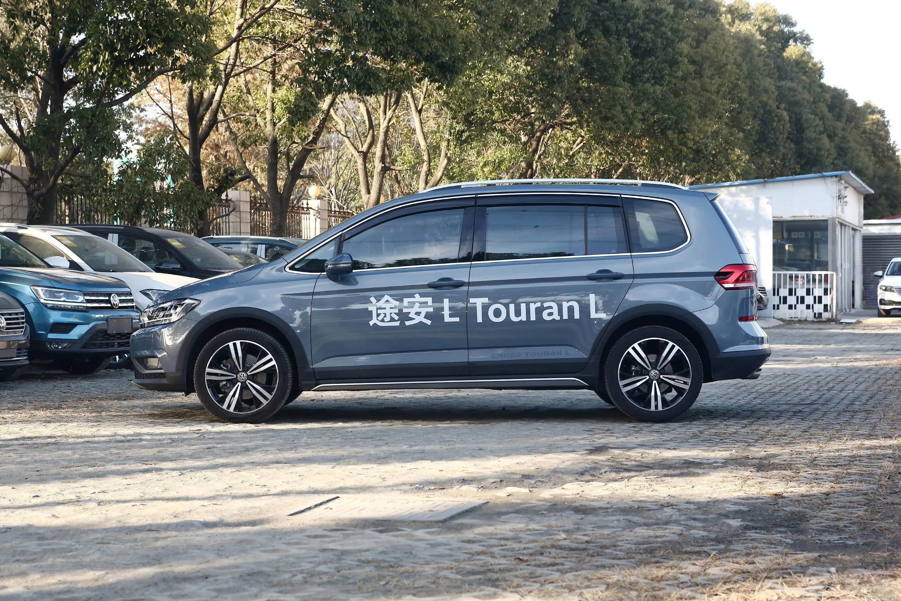 途安L280TSI 拓界版 7座正侧车头向左水平