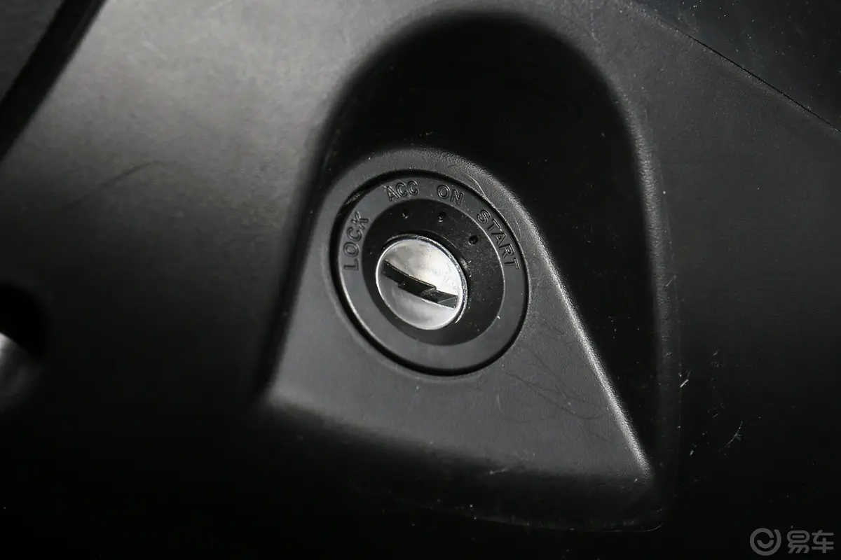 新途V80Plus 傲运通 2.0T AMT 短轴中顶 5/6座钥匙孔或一键启动按键
