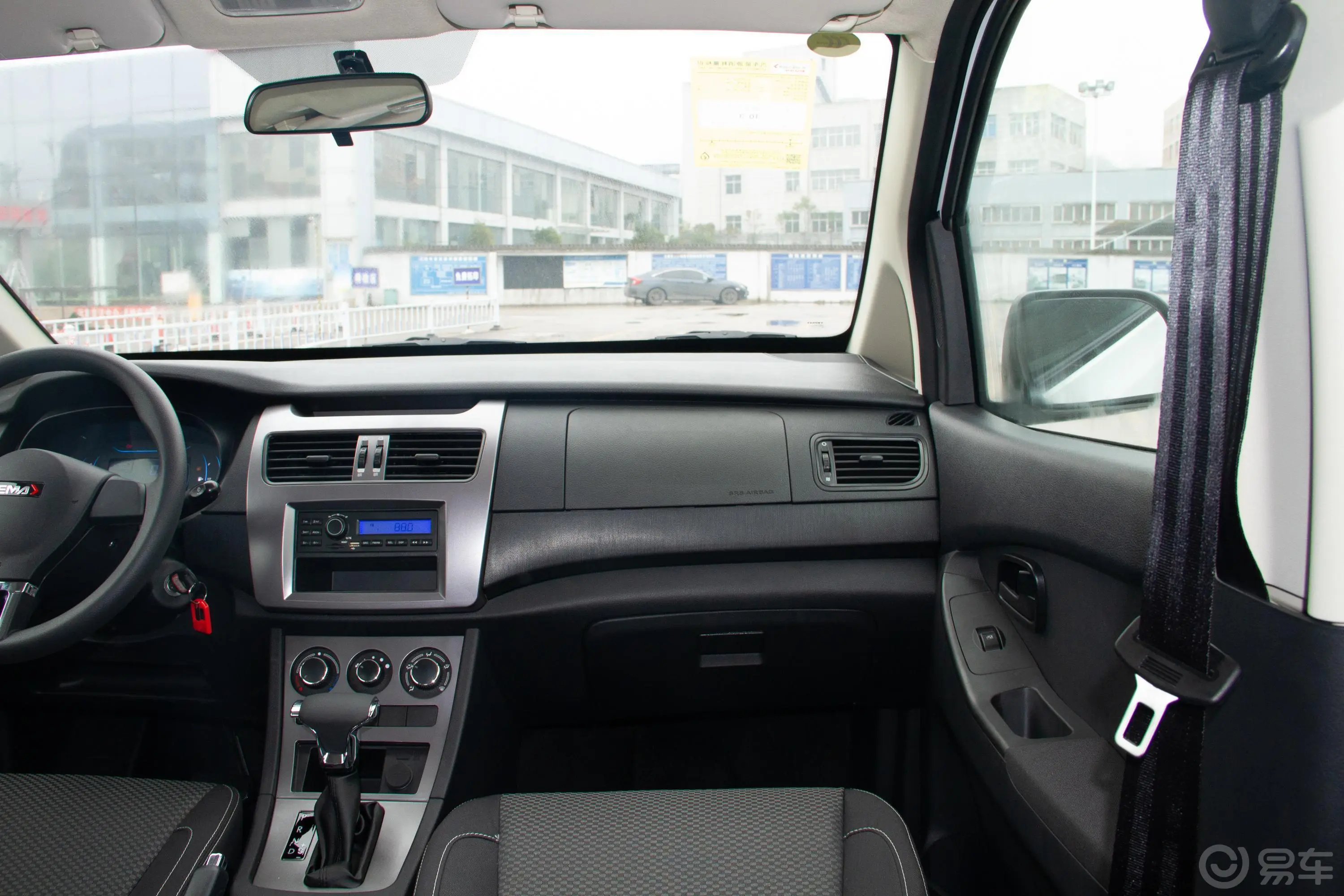 斯派卡改款 1.5L CVT 舒适型副驾驶位区域