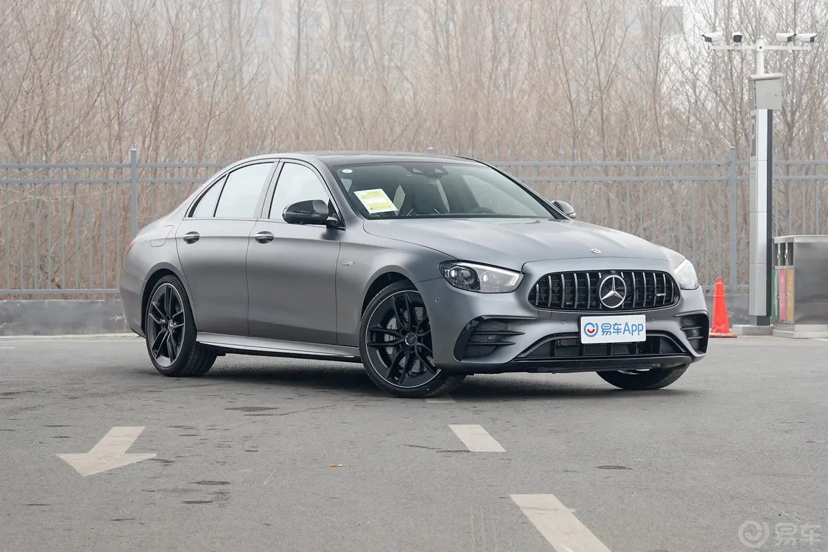 奔驰E级 AMGAMG E 53 4MATIC+发动机舱盖内侧