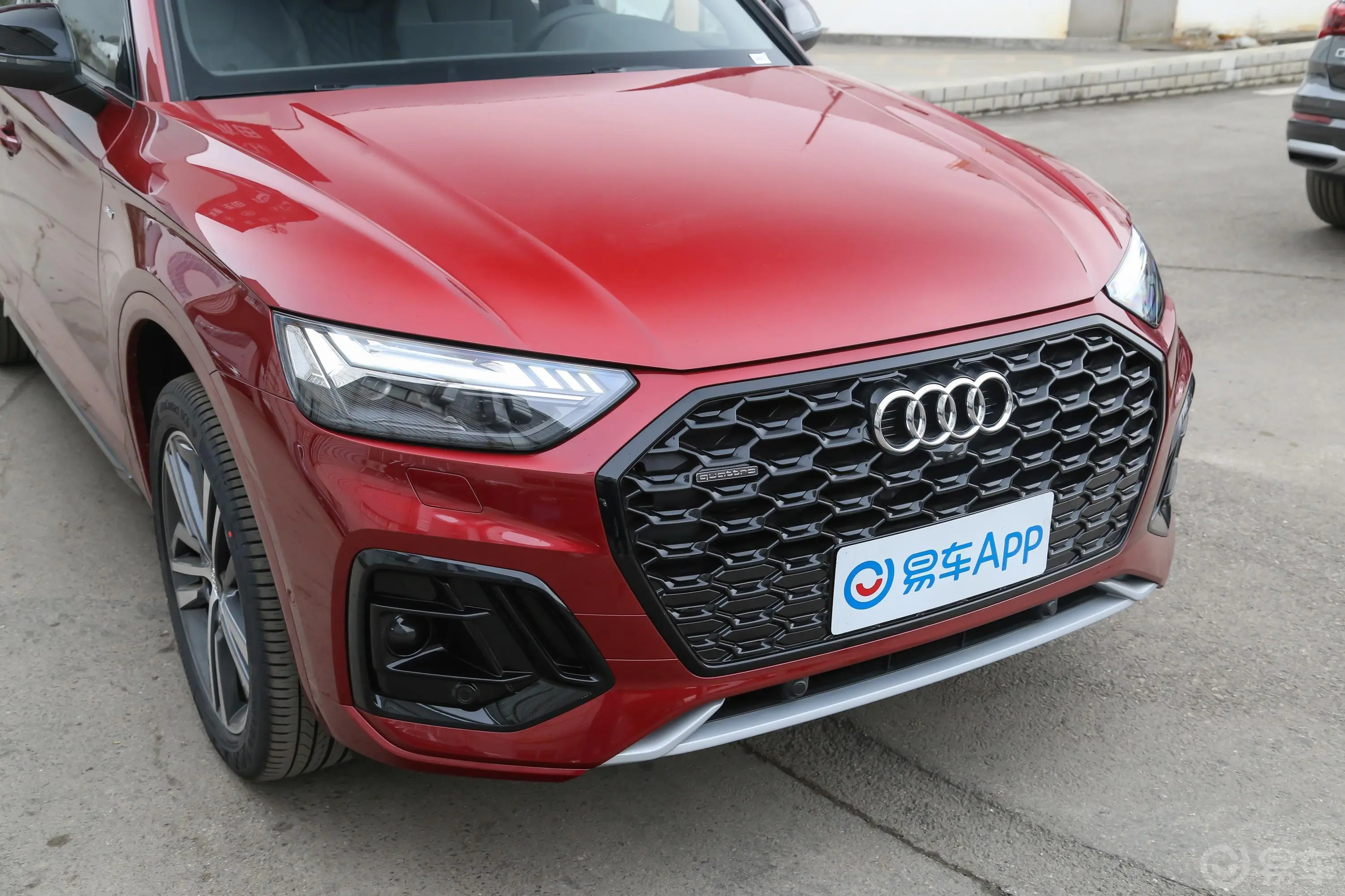 奥迪Q5L Sportback45 TFSI 臻选型前格栅侧俯拍