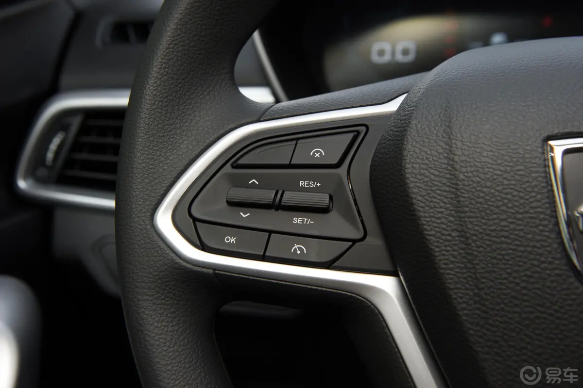 宝骏530全球车周年纪念版 1.5T CVT 豪华型 6座左侧方向盘功能按键