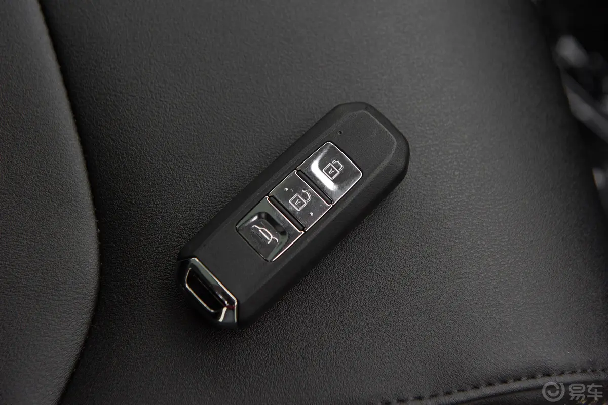 宝骏530全球车周年纪念版 1.5T CVT 尊贵互联型 5座钥匙正面