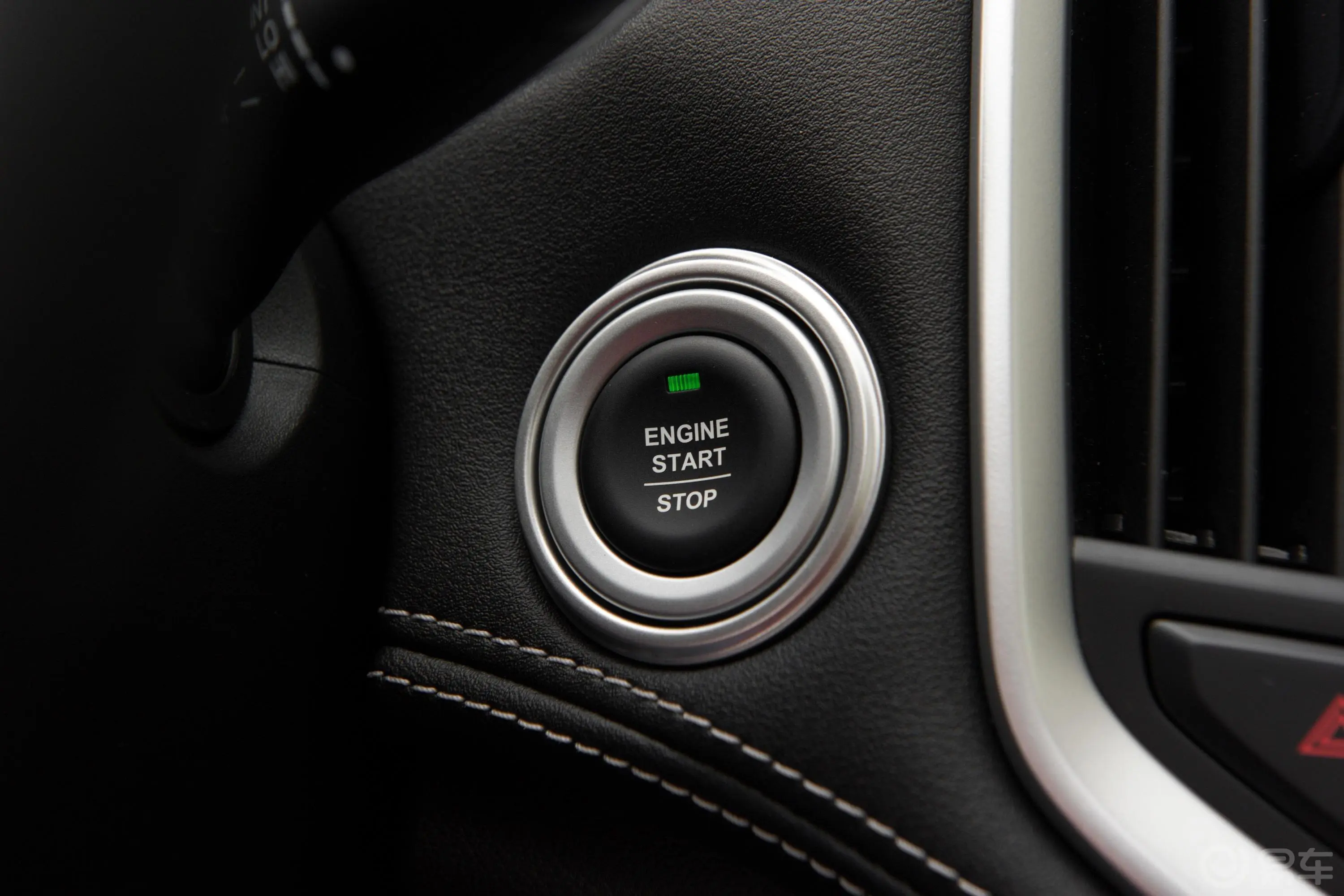 宝骏530全球车周年纪念版 1.5T CVT 尊贵互联型 5座钥匙孔或一键启动按键