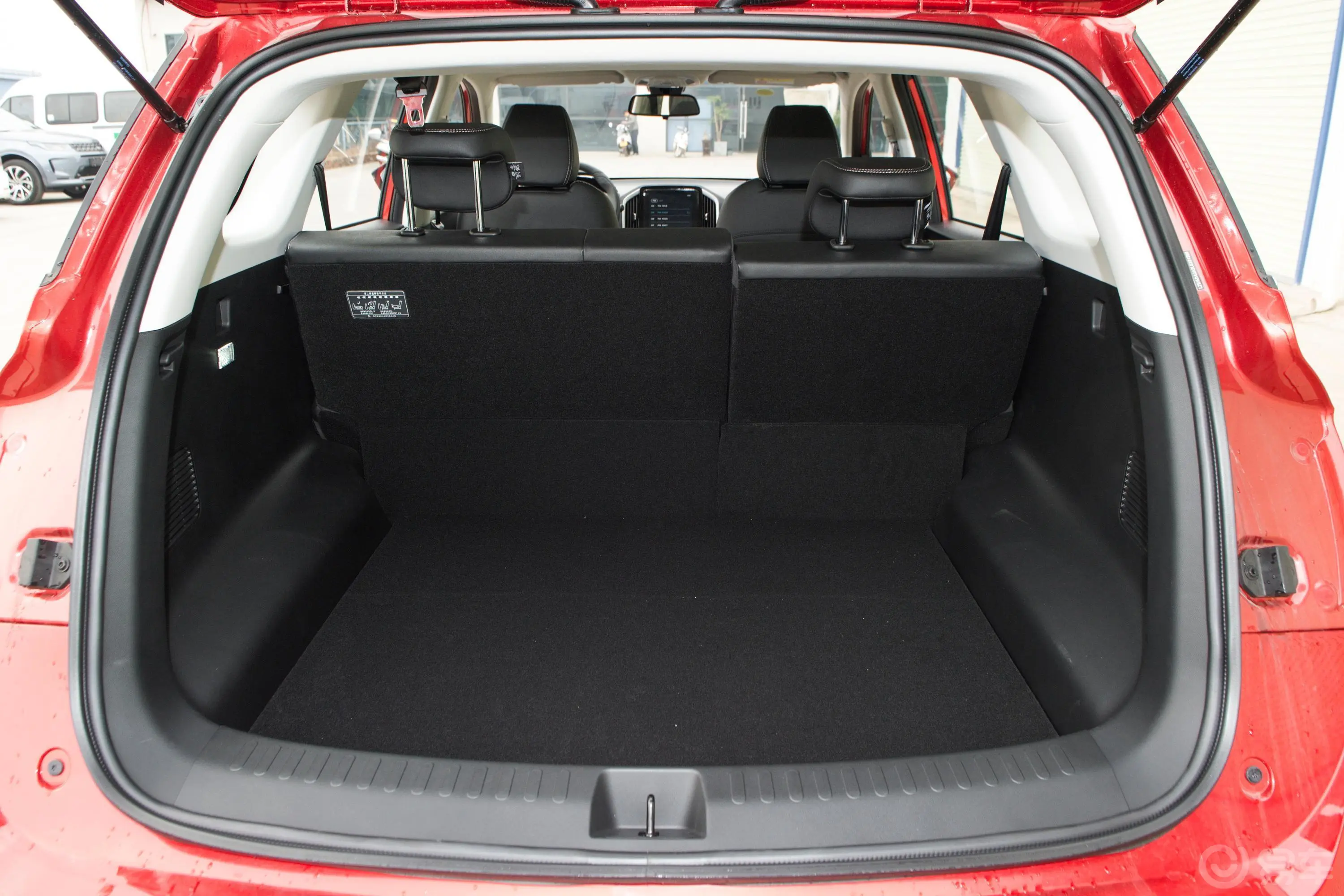 宝骏530全球车周年纪念版 1.5T CVT 尊贵互联型 5座后备厢空间特写