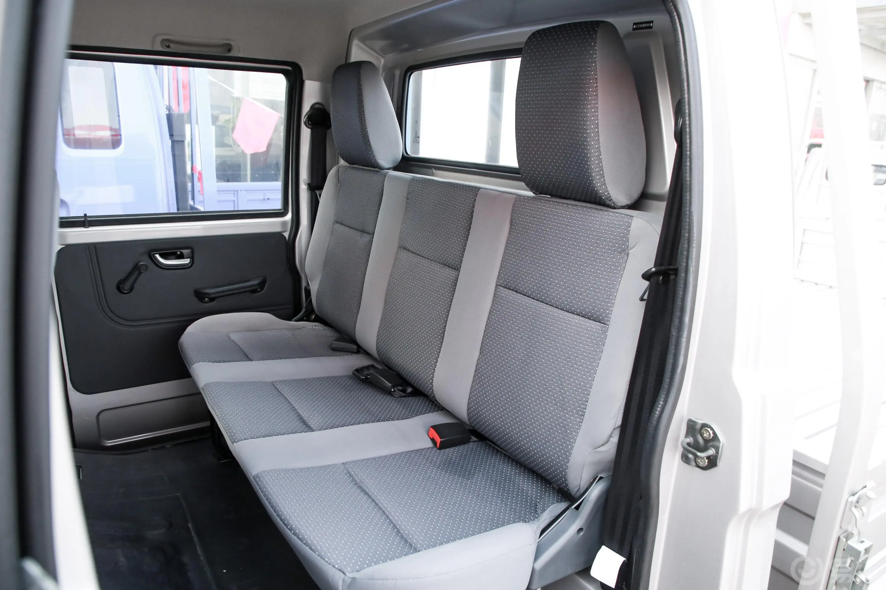 跨越王X5载货汽车N1 1.5L 双排双后轮 舒适版（5.73米） SC1031FRS6A2 汽油 国VI后排座椅