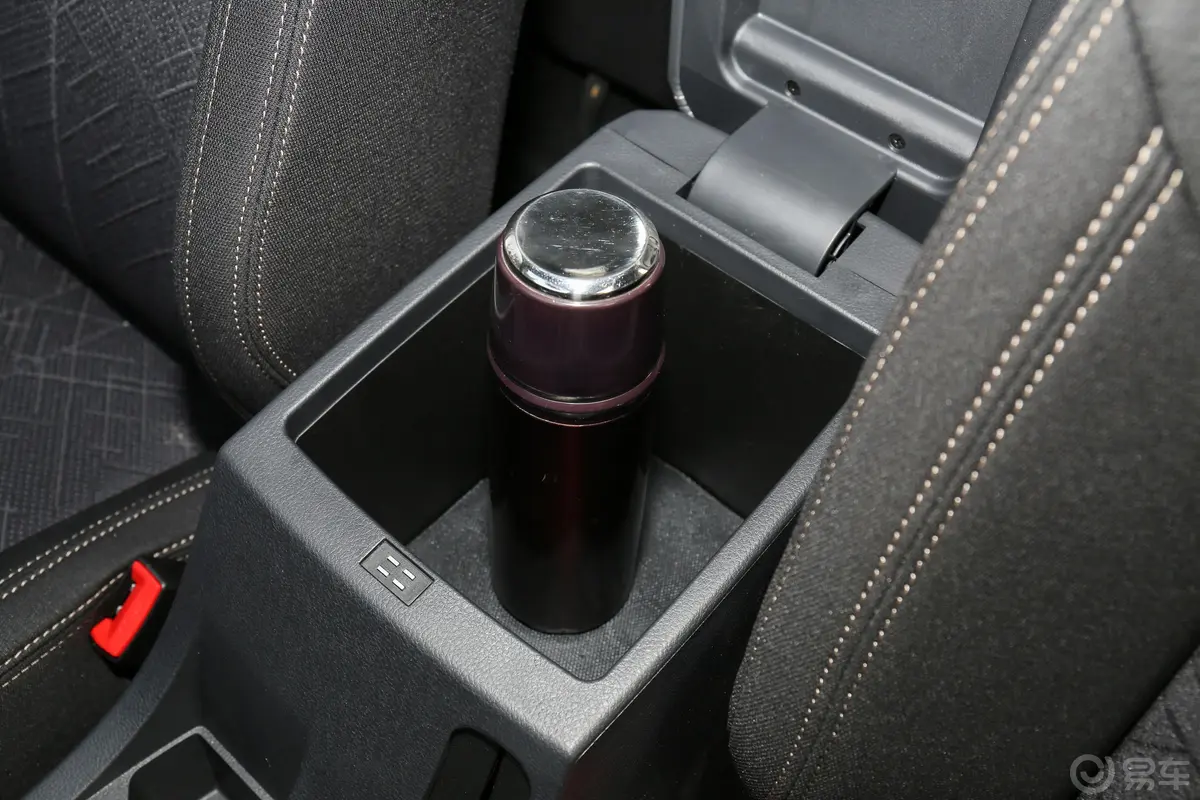 瑞迈2.4T 手动 四驱 标轴舒适版 汽油前排扶手箱储物格