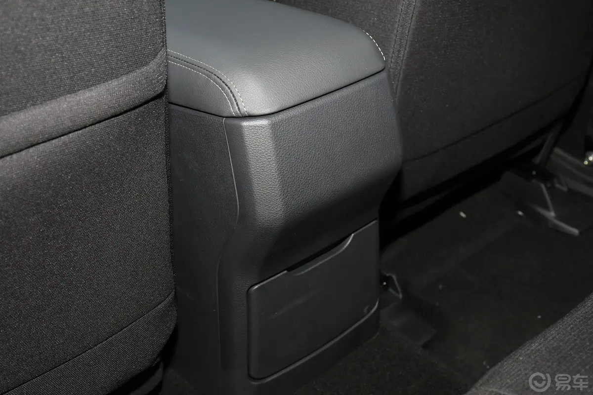 瑞迈2.4T 手动 四驱 标轴舒适版 汽油空间