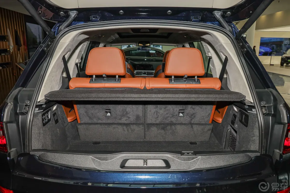 宝马X7xDrive40i 行政型 M运动套装后备厢空间特写