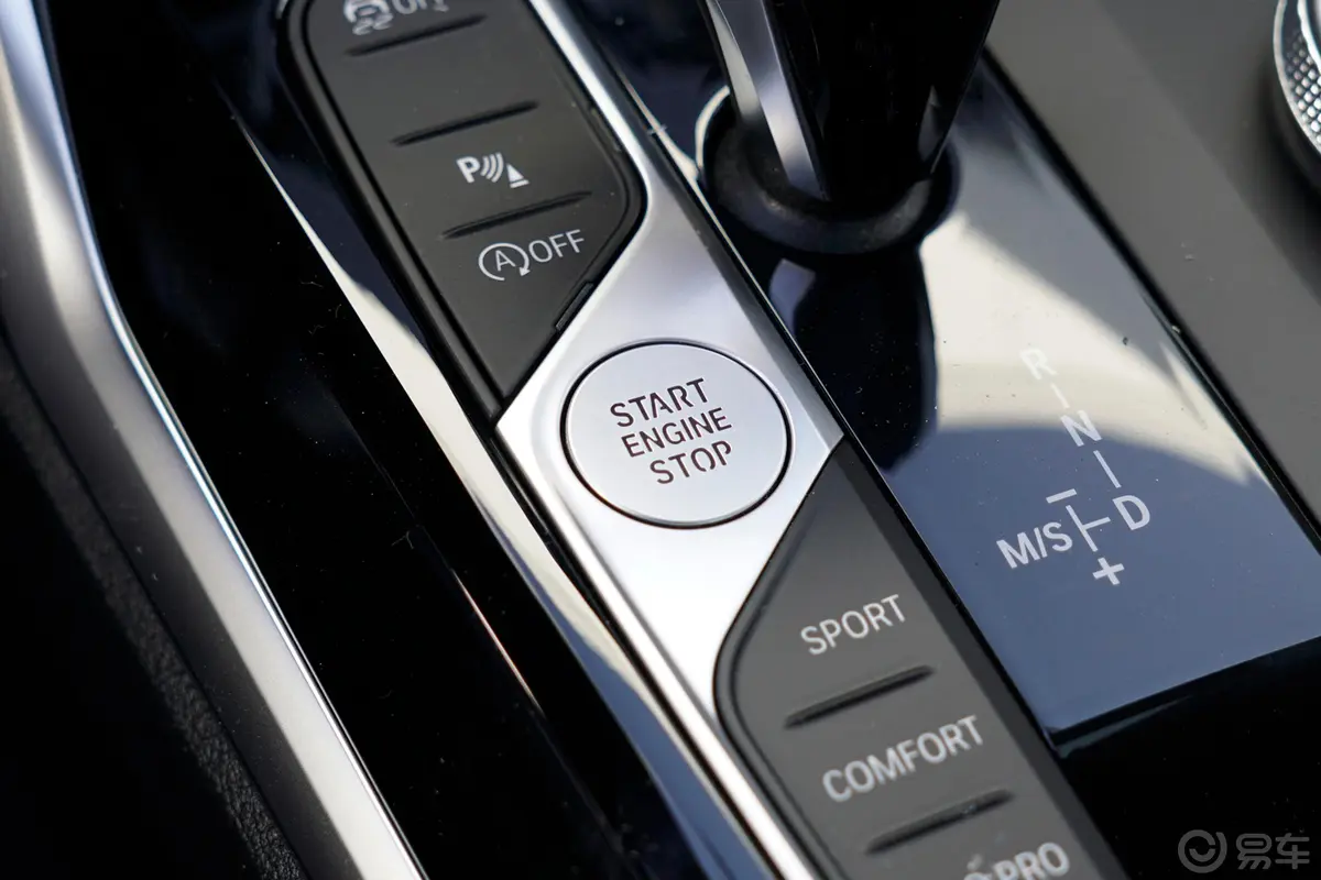 宝马3系改款 320i 运动套装钥匙孔或一键启动按键